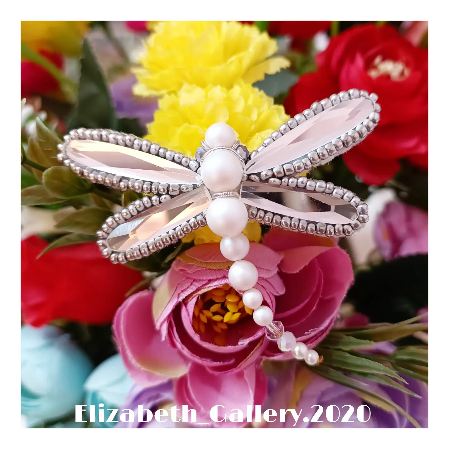 سنجاق سینه جواهر دوزی طرح(سنجاقک)و پشت تماماً چرم و به رنگی که در تصویر مشاهده میکنید میباشد.