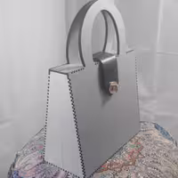 کیف دستی زنانه فانتزی مجلسی تلفیق چوب وچرم طبیعی  -درب چرمی مشکی  با قفل طلایی هزینه پست به صورت پس پرداخت می باشد