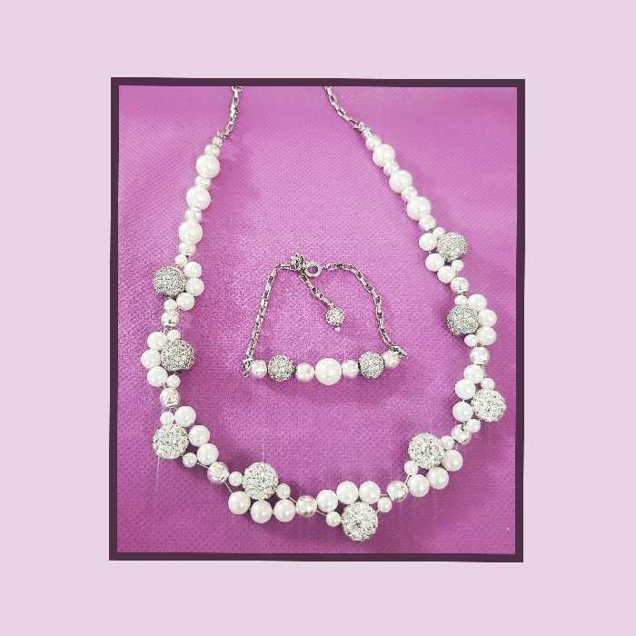 گردنبند روی لباس و دستبند مروارید و گوی سواروسکی