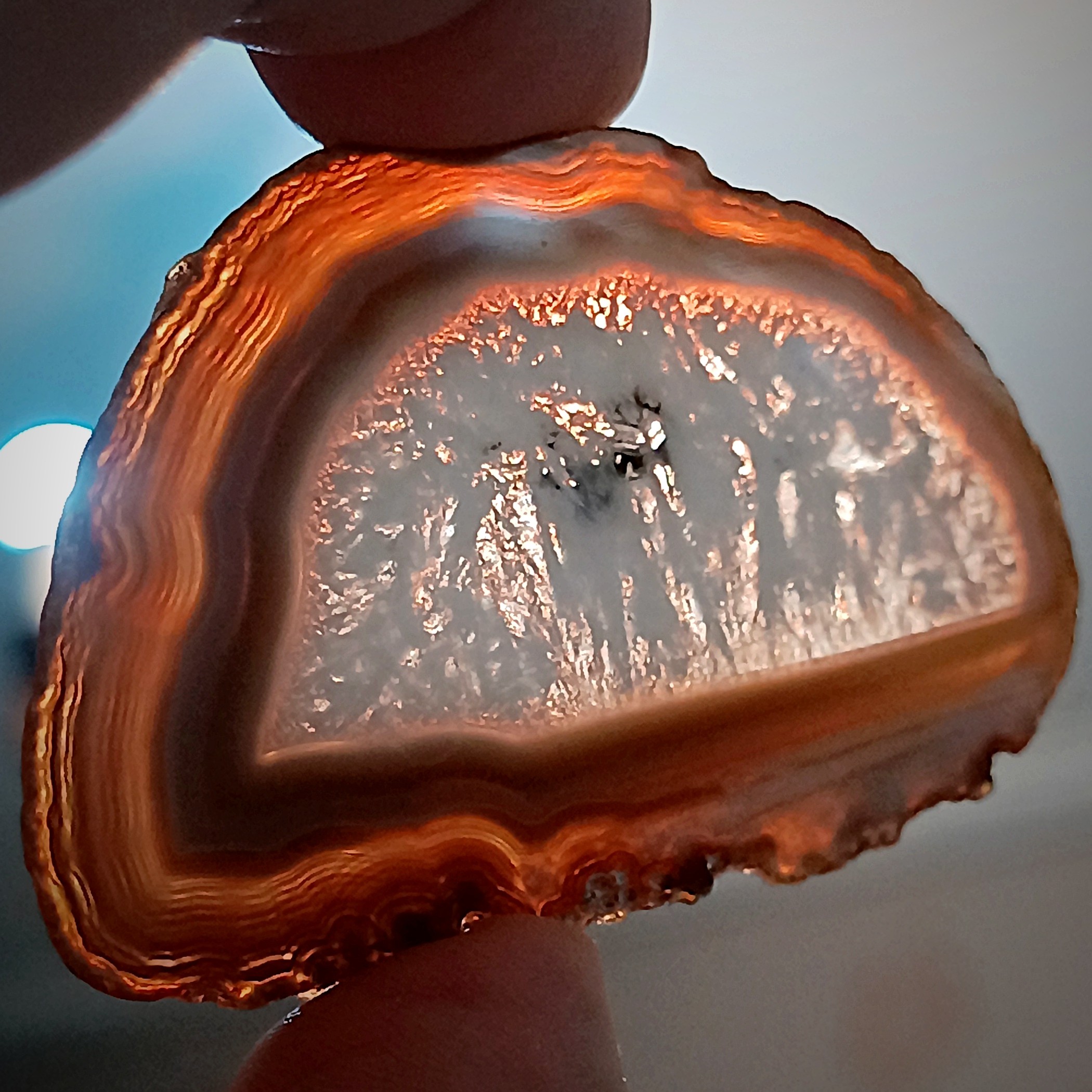 بلور کوارتز عقیق بزرگ رنگین کمانی بشرط طبیعی.بدون رنگ شدن.ترکیب کوارتزوعقیق منظم بلوری و نواری باحکاکی شرف شمس صحیح