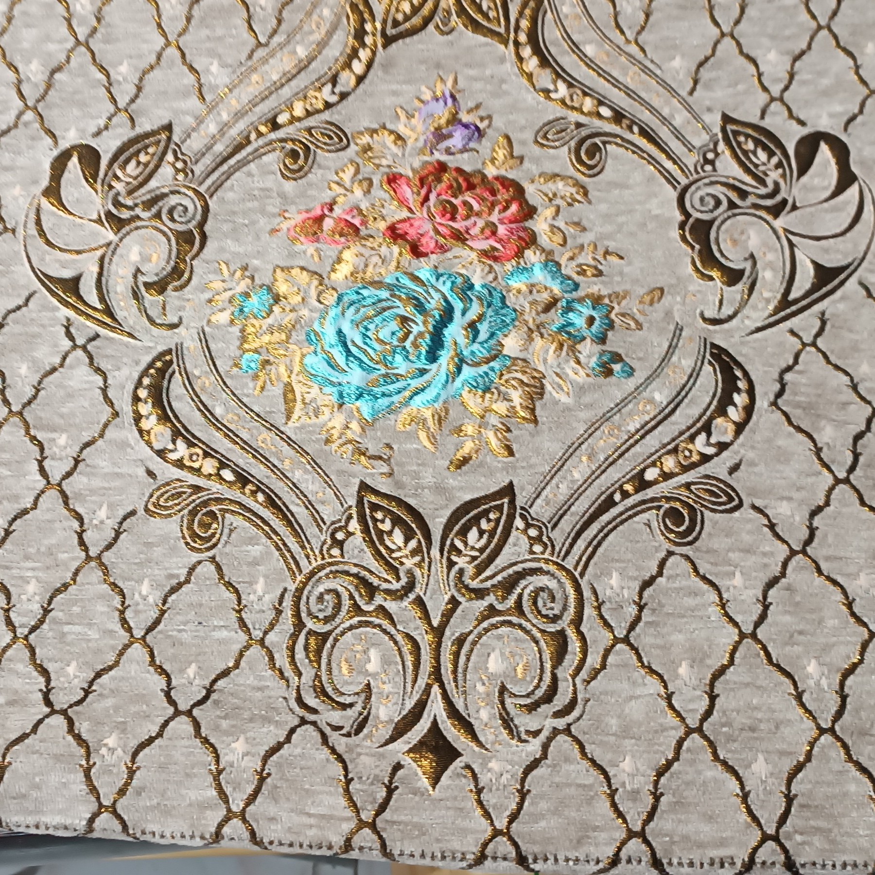 پارچه روپشتی روبالشتی مخمل شانل مبلی  گل برجسته قاب دار درجه یک گرم بسیاربالا  رنگ کرم وسورمه ای