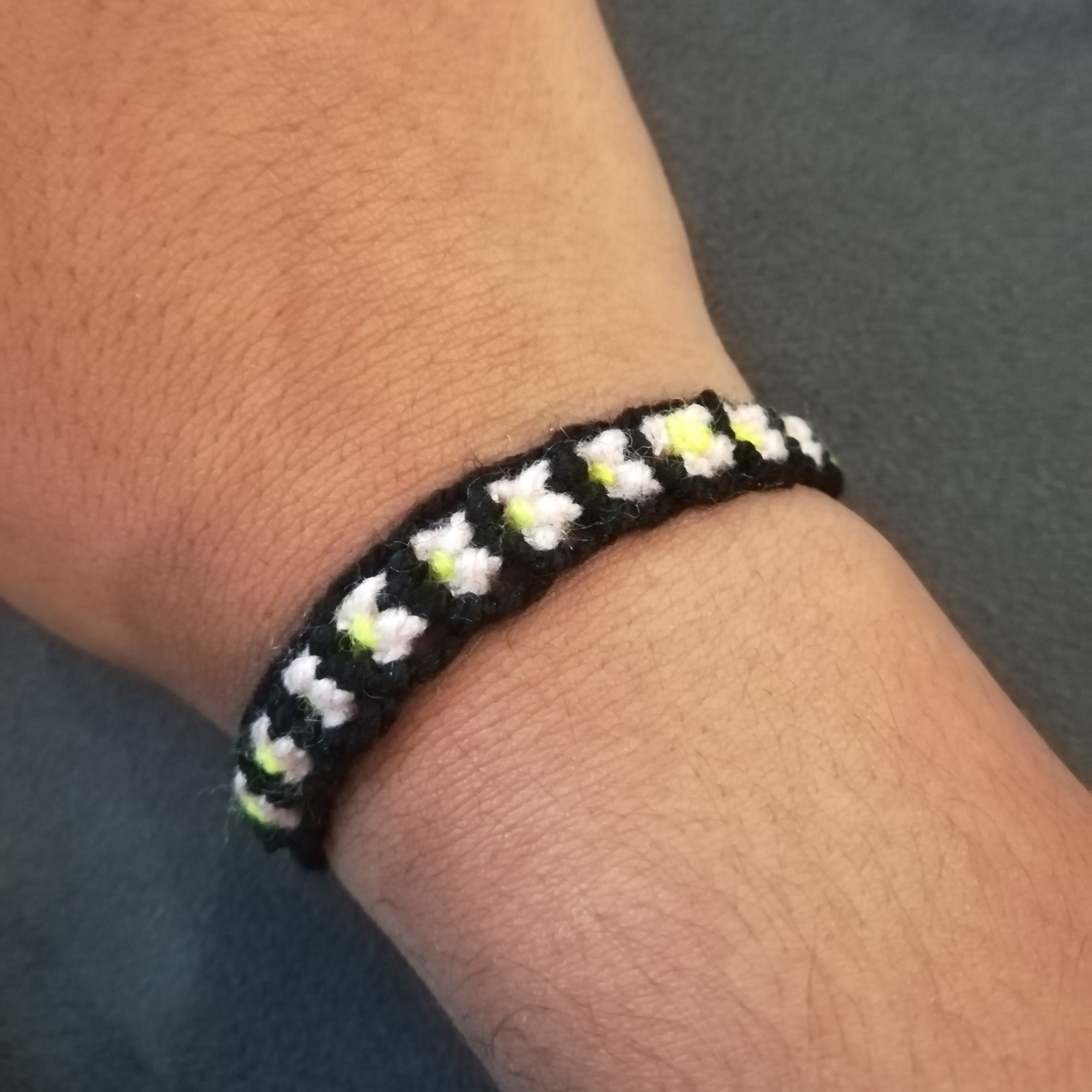 دستبند دوستی بافتنی طرح شکوفه رنگ صورتی