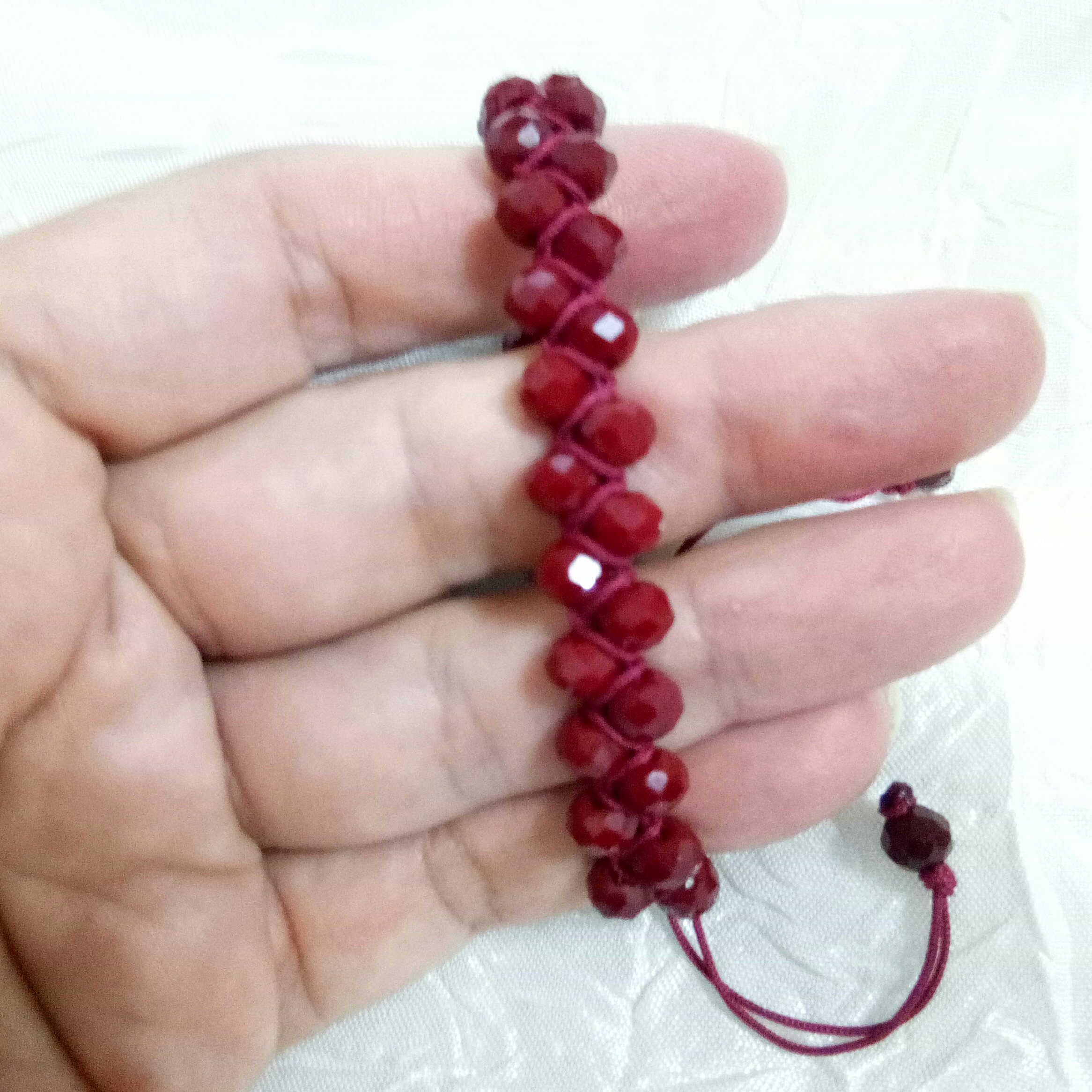 دستبند کریستالی قرمز زرشکی بافت زیگزاگ کشویی و قابل تنظیم 