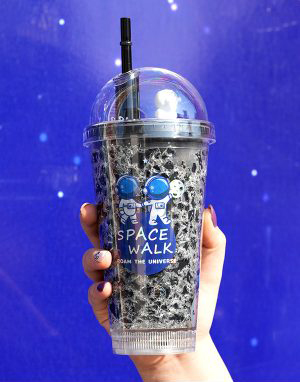 ماگ اسموتی نی دار چراغ دار آیسی طرح فضانورد حجم 450 ميل