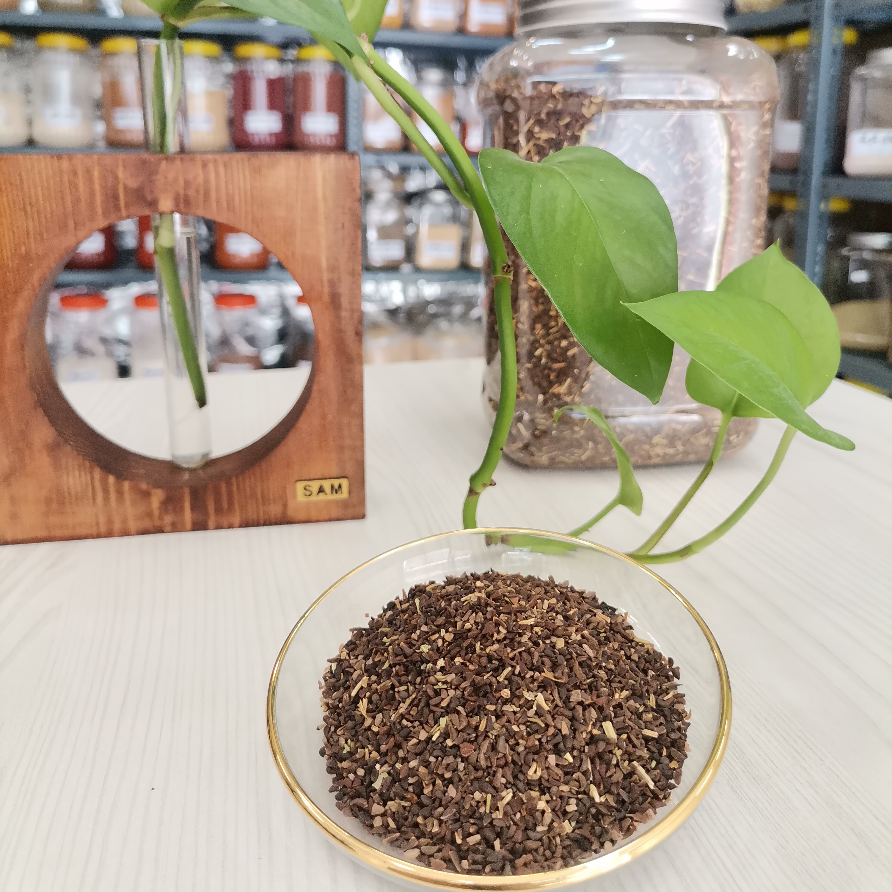 اسپند   اعلا خانه ادویه در بسته بندی 1000 گرمی  تمیز  و بهداشتی 