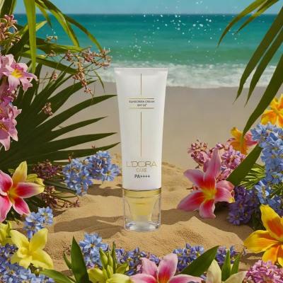 کرم ضد آفتاب SPF50 بی رنگ مناسب انواع پوست لدورا کر 80 میلی لیتر