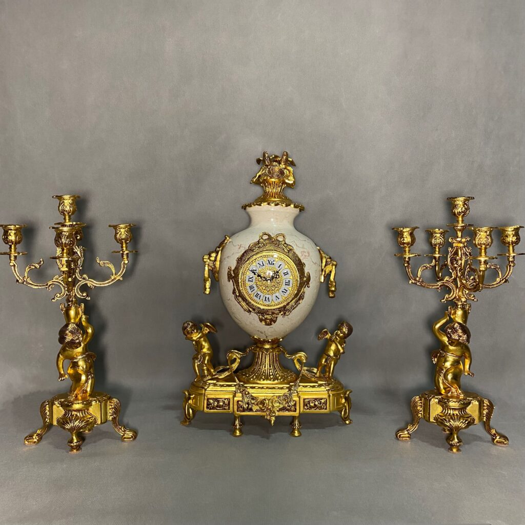 ساعت و شمعدان سفید و طلایی برنز