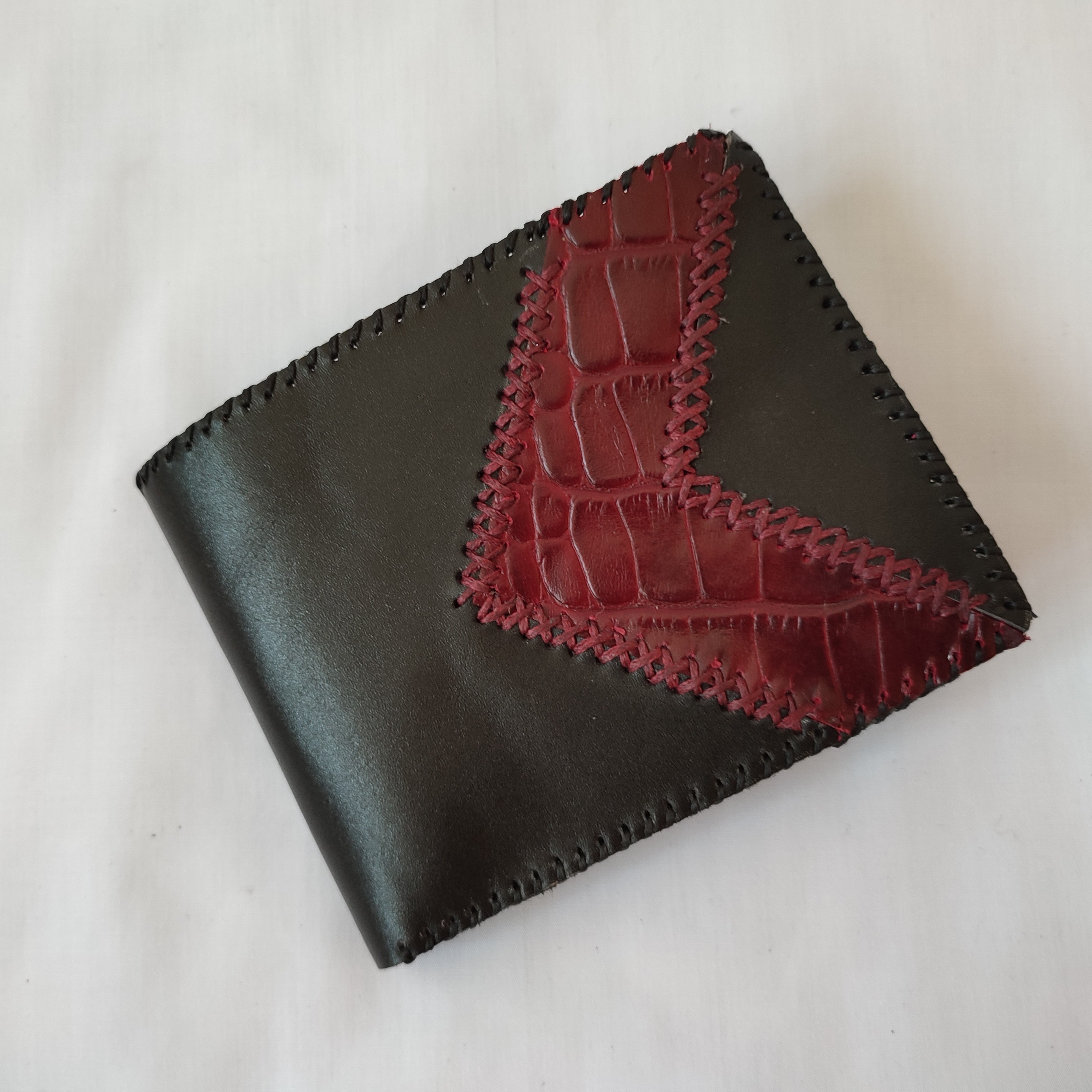 کیف پول جیبی چرم طبیعی گاوی رنگ زرشکی  (دستدوز و تکه دوزی شده)