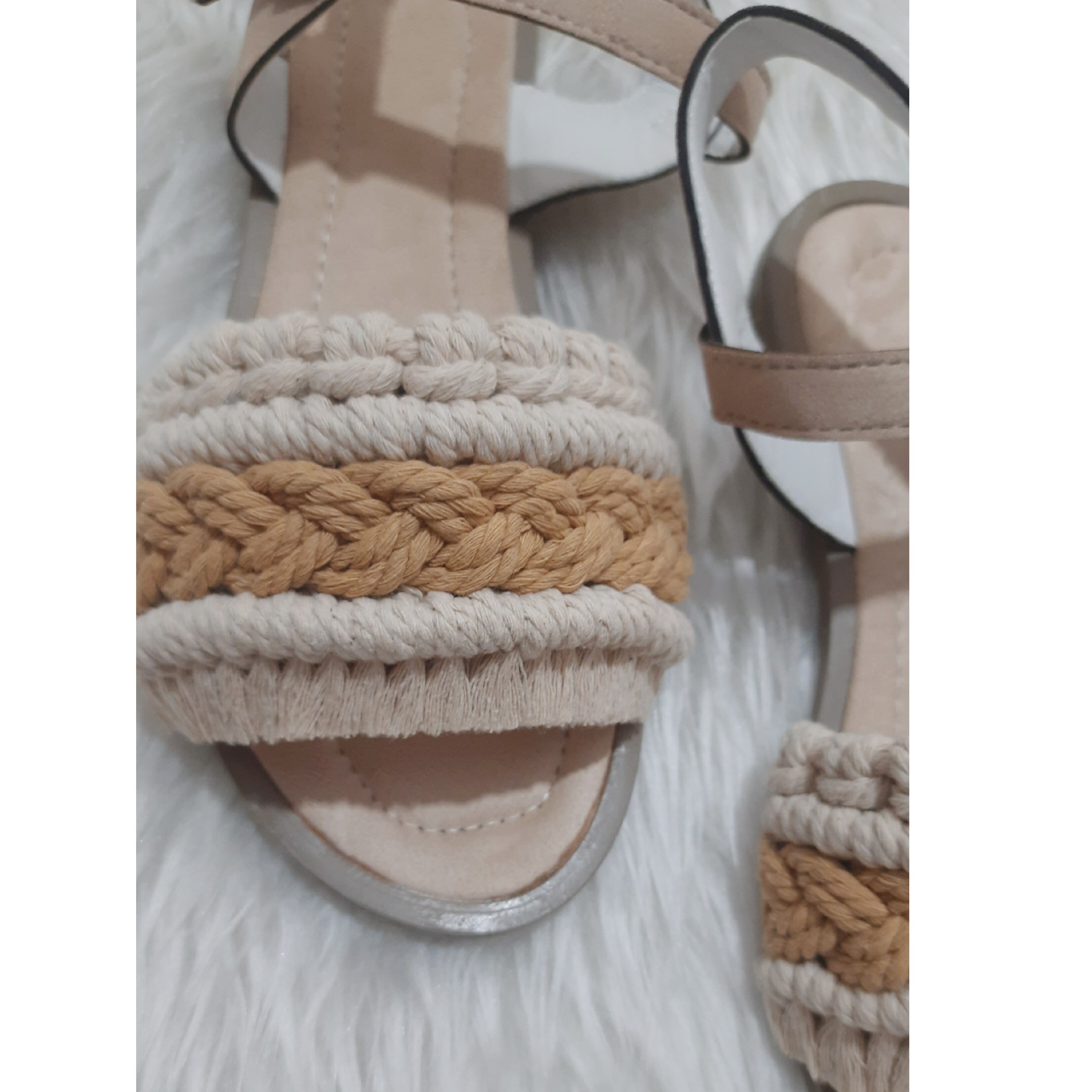 صندل رکاب دار زنانه مکرومه رنگ کرم نسکافه ای