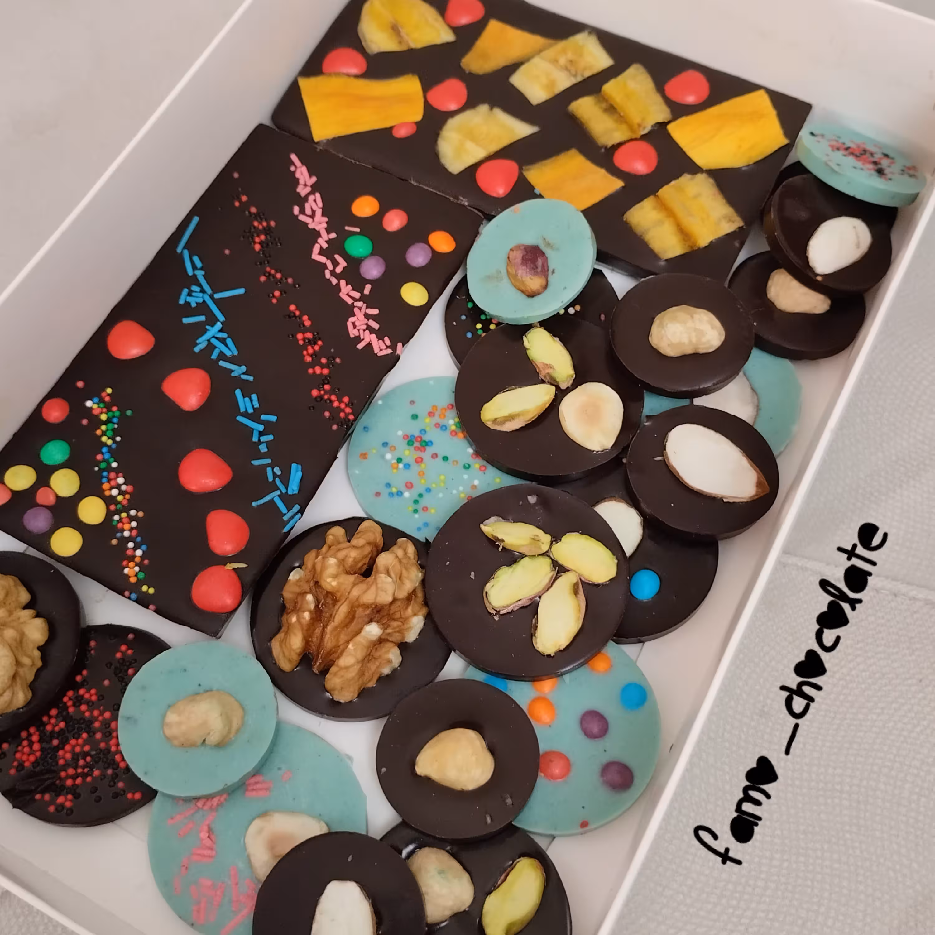 پک هدیه شکلاتی مناسب تولد شامل شکلات سکه ای آجیلی و تبلتی ساده و میوه ای با تزئین ترافل و اسمارتیز