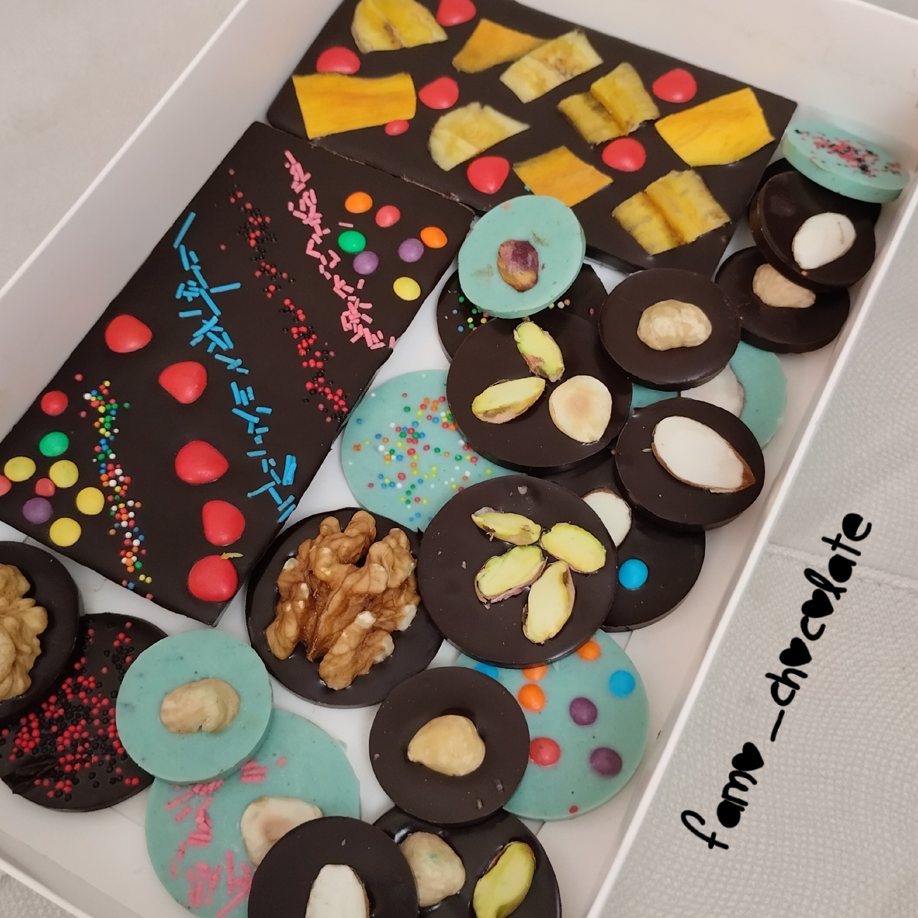 پک هدیه شکلاتی مناسب تولد شامل شکلات سکه ای آجیلی و تبلتی ساده و میوه ای با تزئین ترافل و اسمارتیز