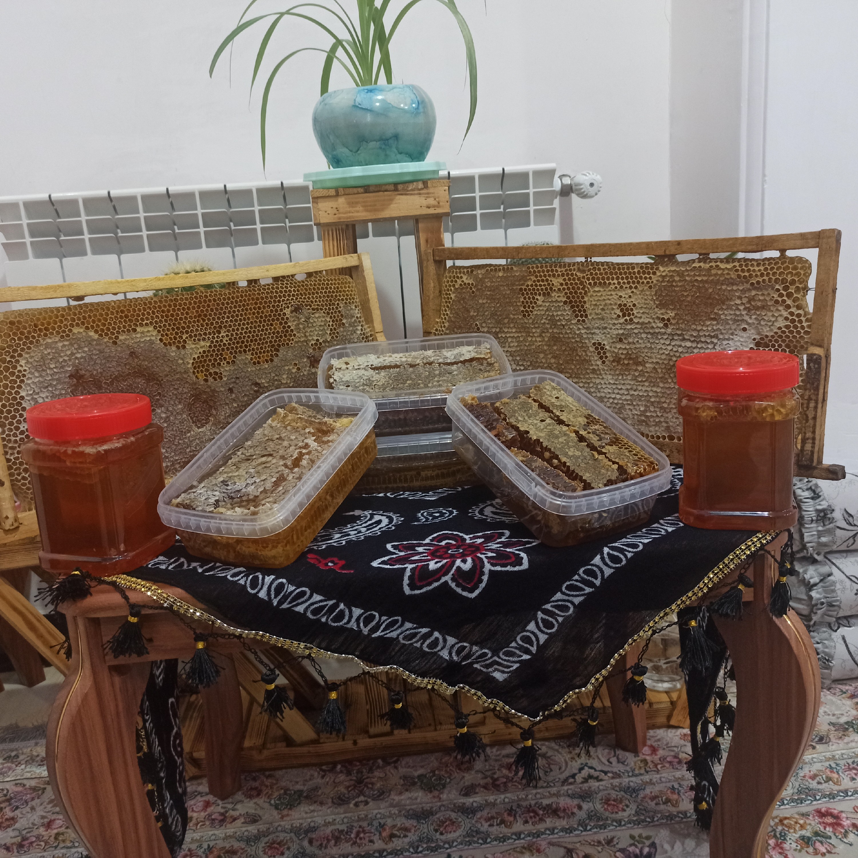 عسل زور جوان و خوشششش من کوردم و بی شیله پیله عسلم کاملا طبیعی و تضمینی ارسالمم به سراسر ایران رایگانه