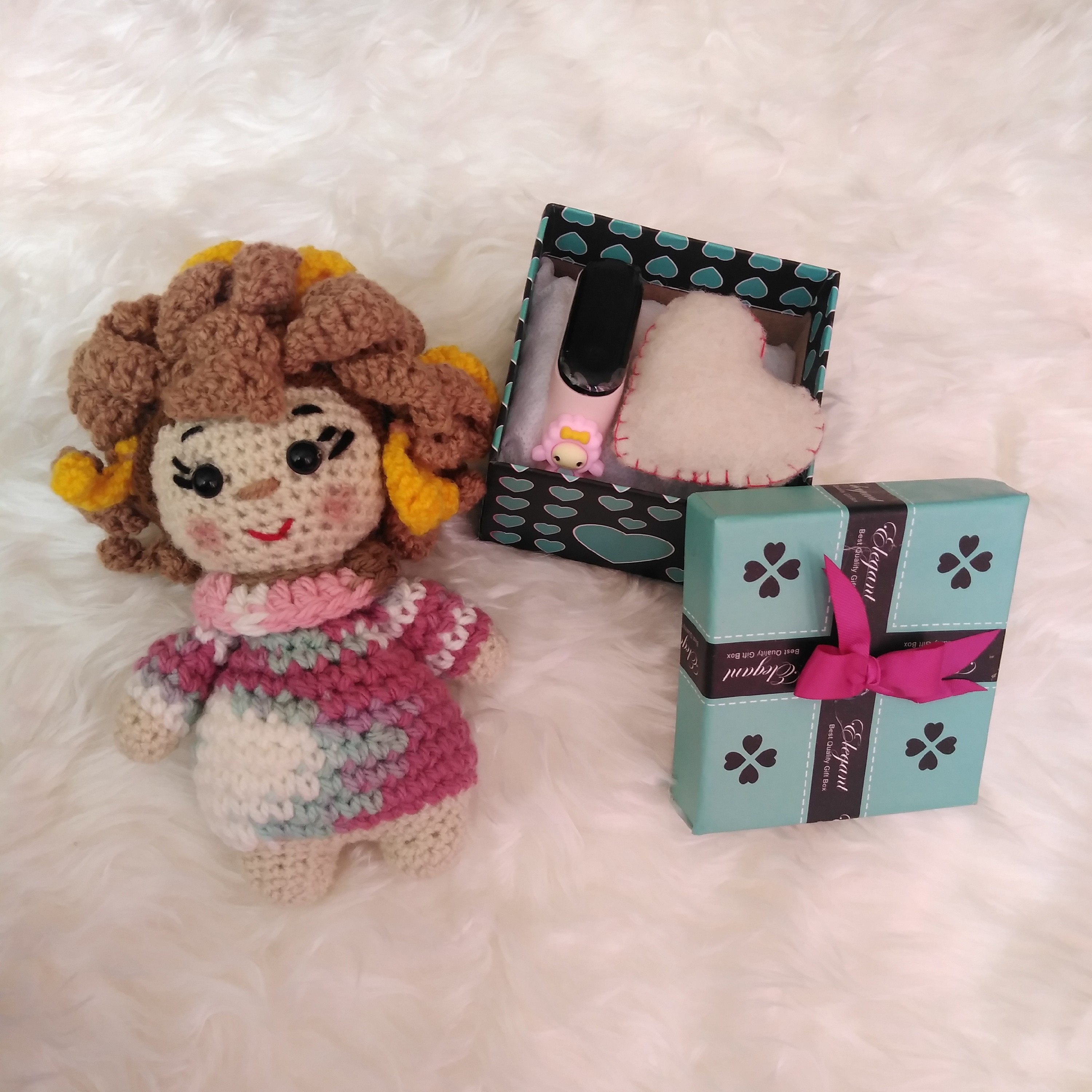 پک هدیه ساعت عروسکی led و عروسک دستبافت همراه با جعبه هدیه و قلب نمدی و باطری اضافه رایگان 