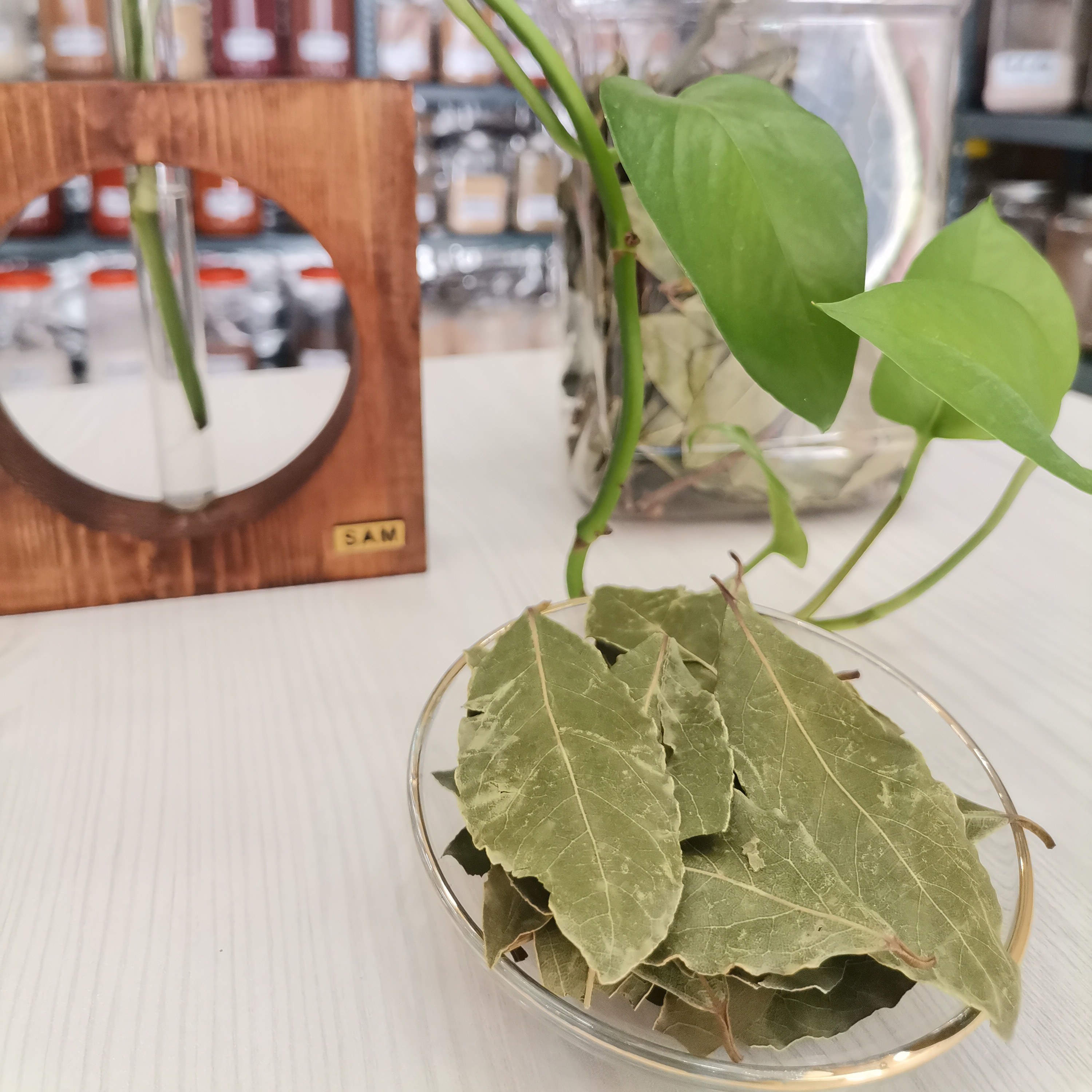 برگ بو اعلا خانه ادویه در بسته بندی 30 گرمی  تمیز  و بهداشتی 