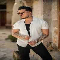 پیراهن / بلوز دکمه دار سفید مردانه آستین کوتاه با زیپ پوشیده است OUTFİT MAN