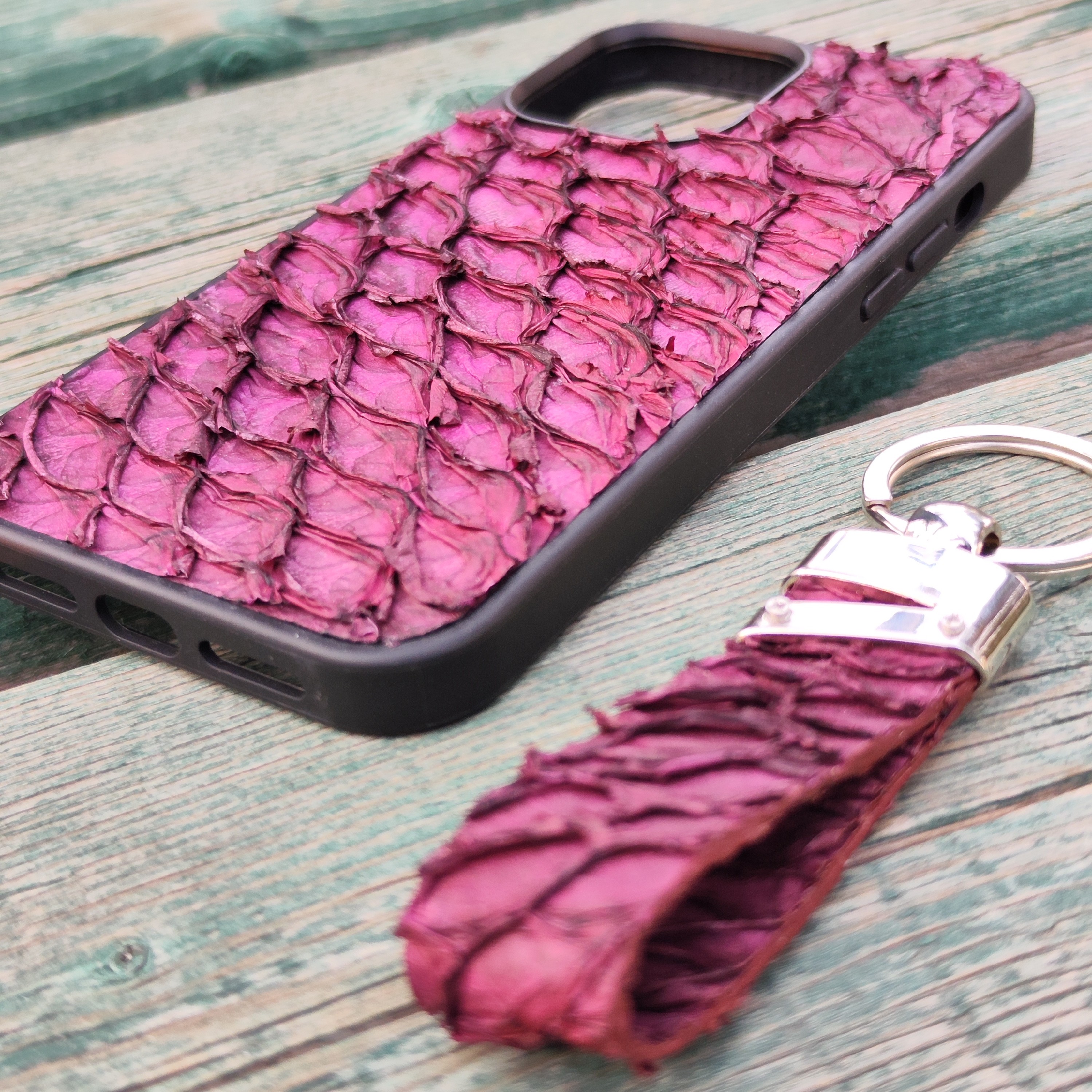 ست چرم طبیعی میش ماهی قاب و جاسوییچی iPhone 13 pro max