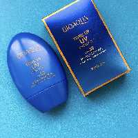 ضد آفتاب فاقد رنگ و فاقد چربی بیوآکوا بی رنگ دارای spf35 دارای خاصیت روشن کنندگی