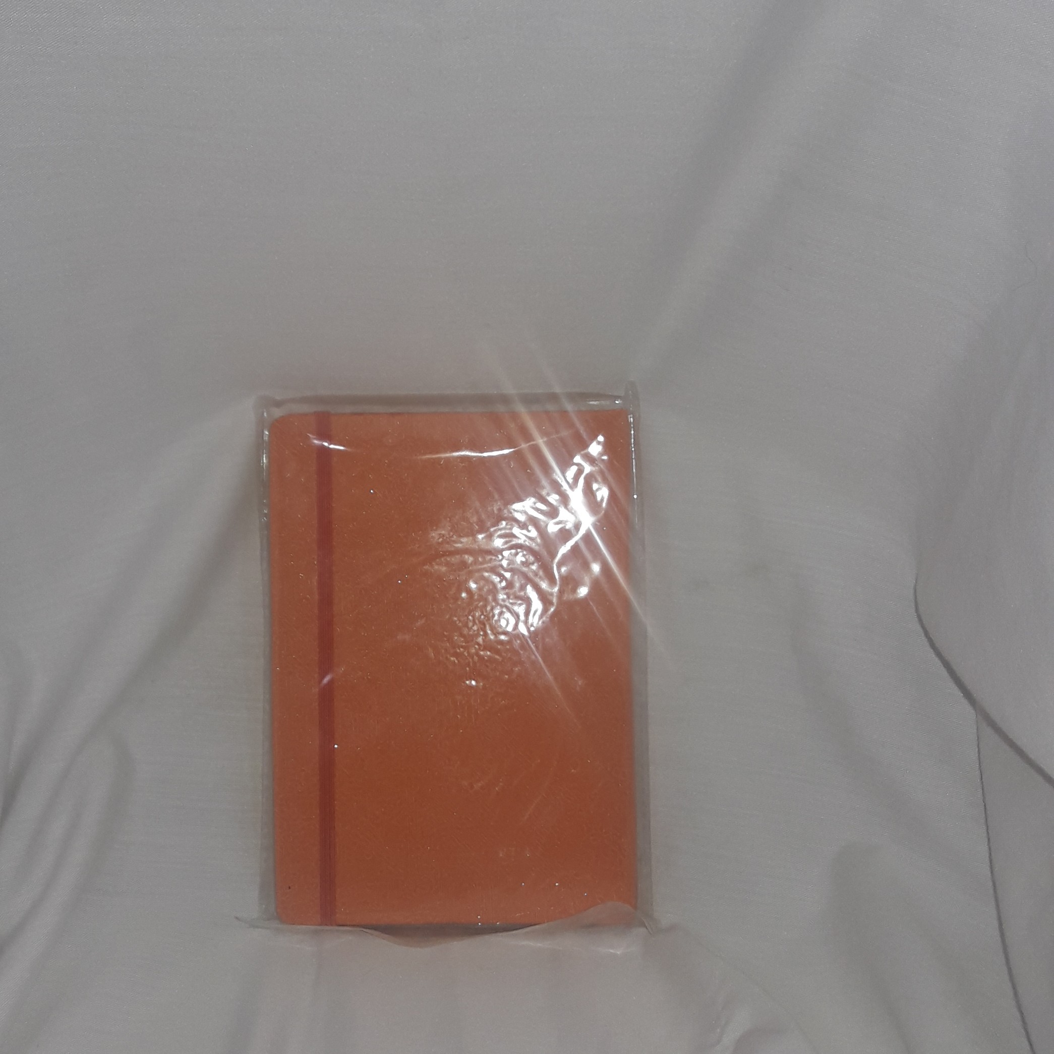 دفترچه یادداشت جلد سخت اکلیلی ته دوختی کش دار سایز 1.8
