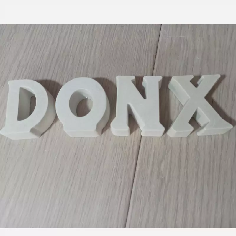 استند اسم رنگ شده DONX ، استند حروف اسم دانکس رنگی ، فونت حروف رومی رنگی ، استند دکور و تزیین عکاسی فروشگاهی