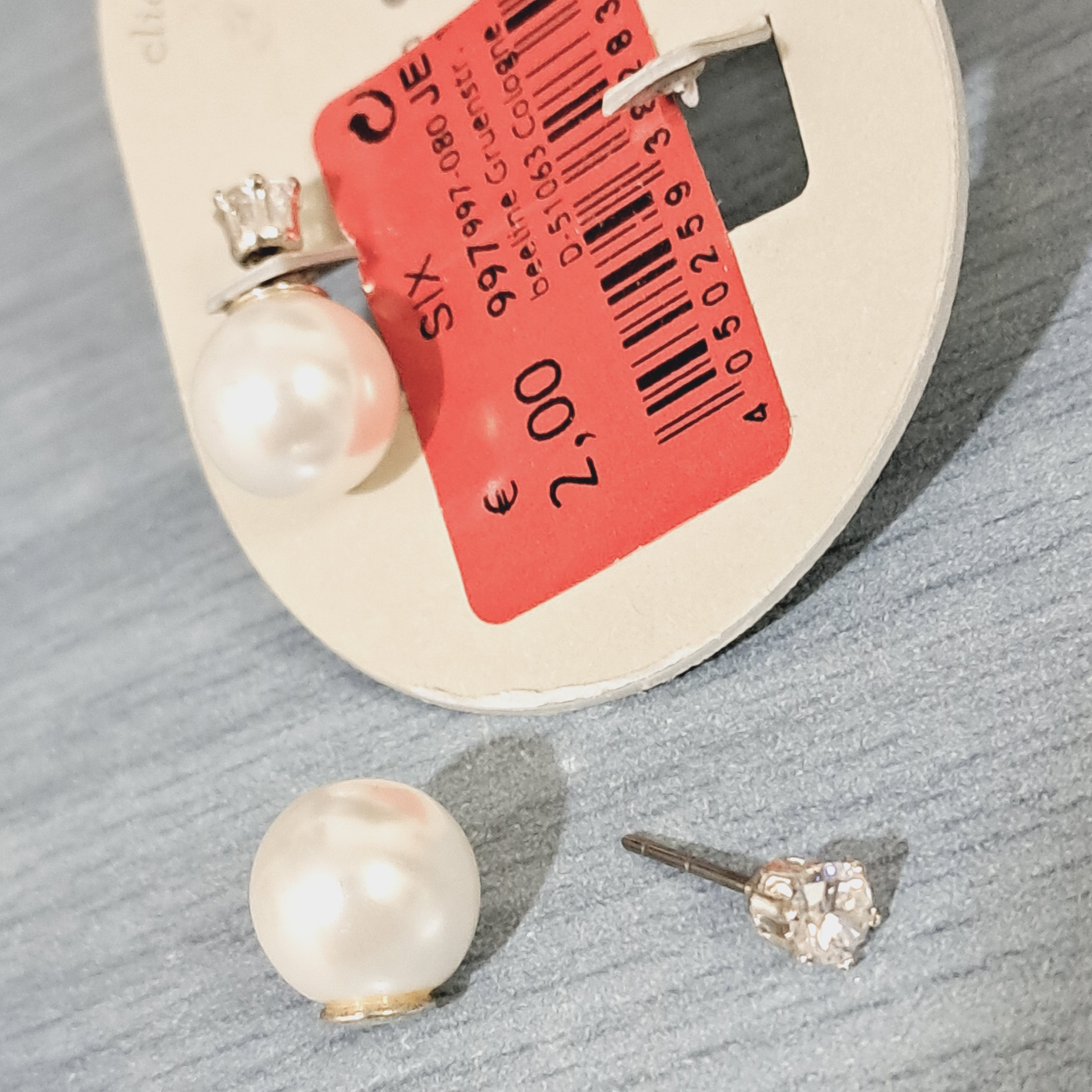 گوشواره مرواریدی  نگینی تاج دار، زیبا ویژه مجالس...روزانه بدلیجات 50 درصد تخفیف رو استوری میکنیم.مارو دنبال کنید.