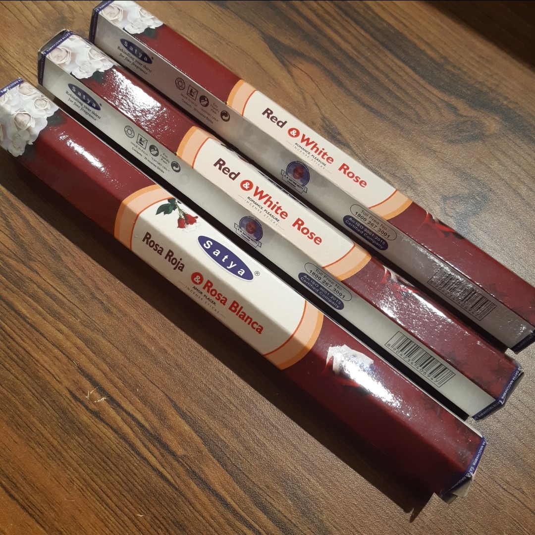 عود گل رُز قرمز و سفید برند ساتیا با تخفیف ویژه در بسته بندی 20 عددی