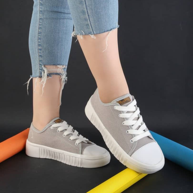 کتونی مشکی زنانه سایز 37 تا 40 ارسال رایگان لطفا قبل از ثبت سفارش از طریق گفت و گوی باسلام موجودی بگیرید.