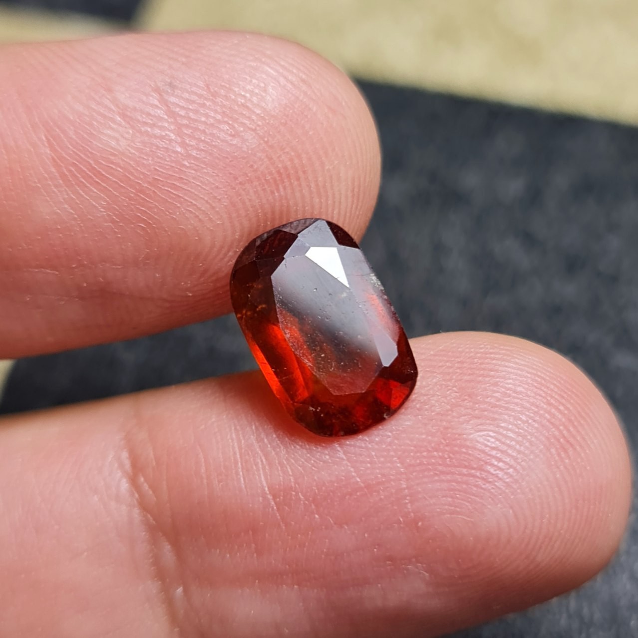 نگین زیبای سنگ طبیعی گارنت اصل معدنی با وزن 3قیراط 
کد  28761