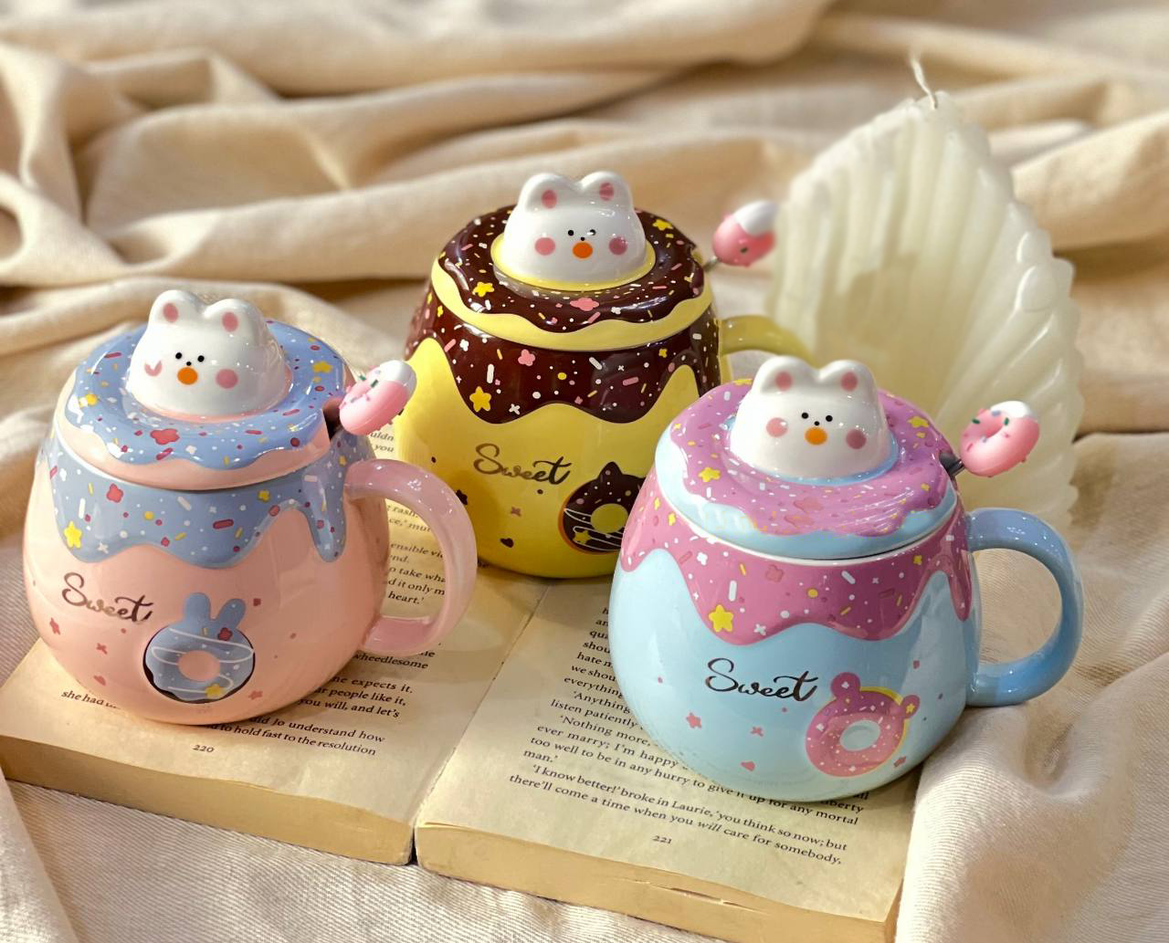 ماگ سرامیکی درب دار با قاشق طرح دونات زرد