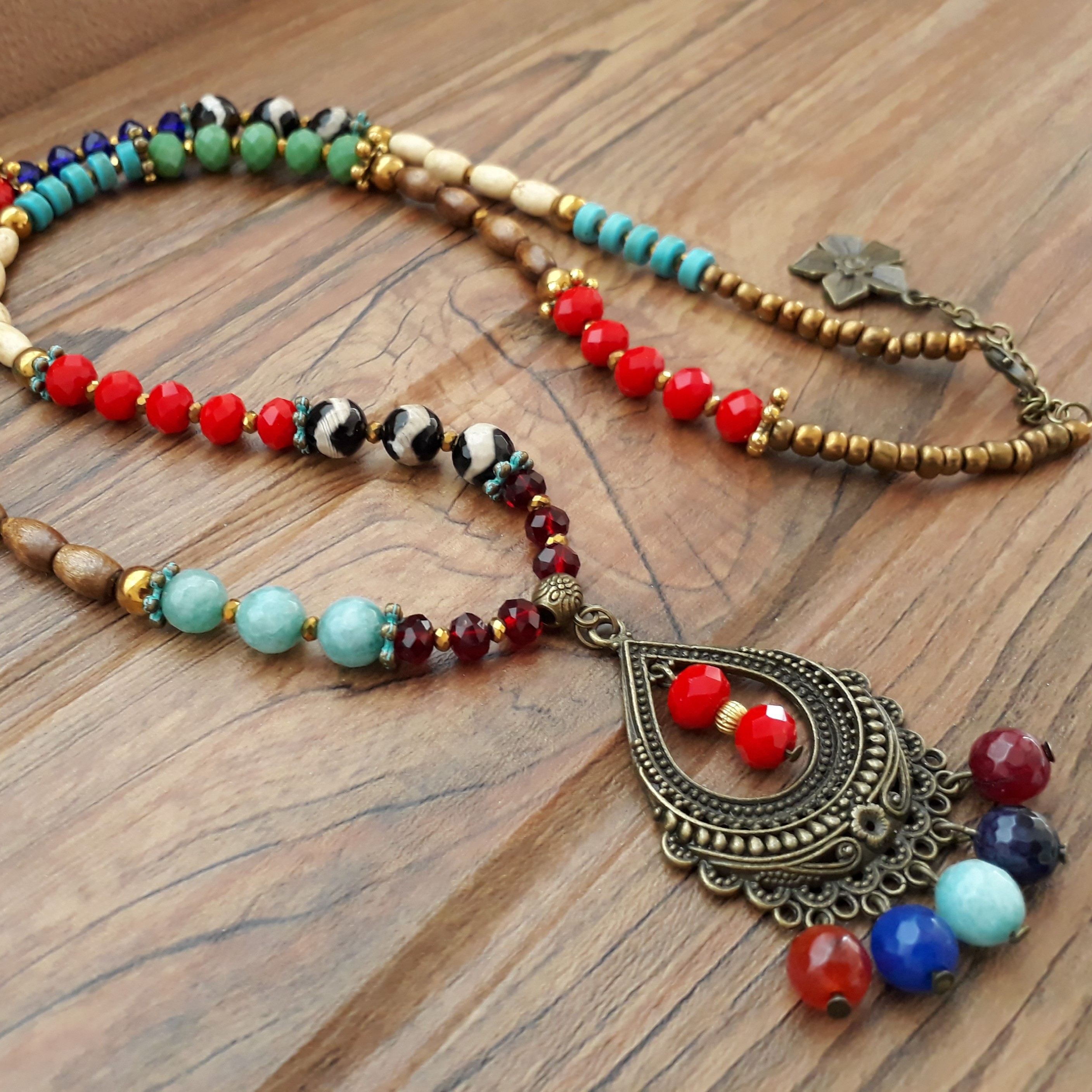 گردنبند سنتی با سنگ های جذاب