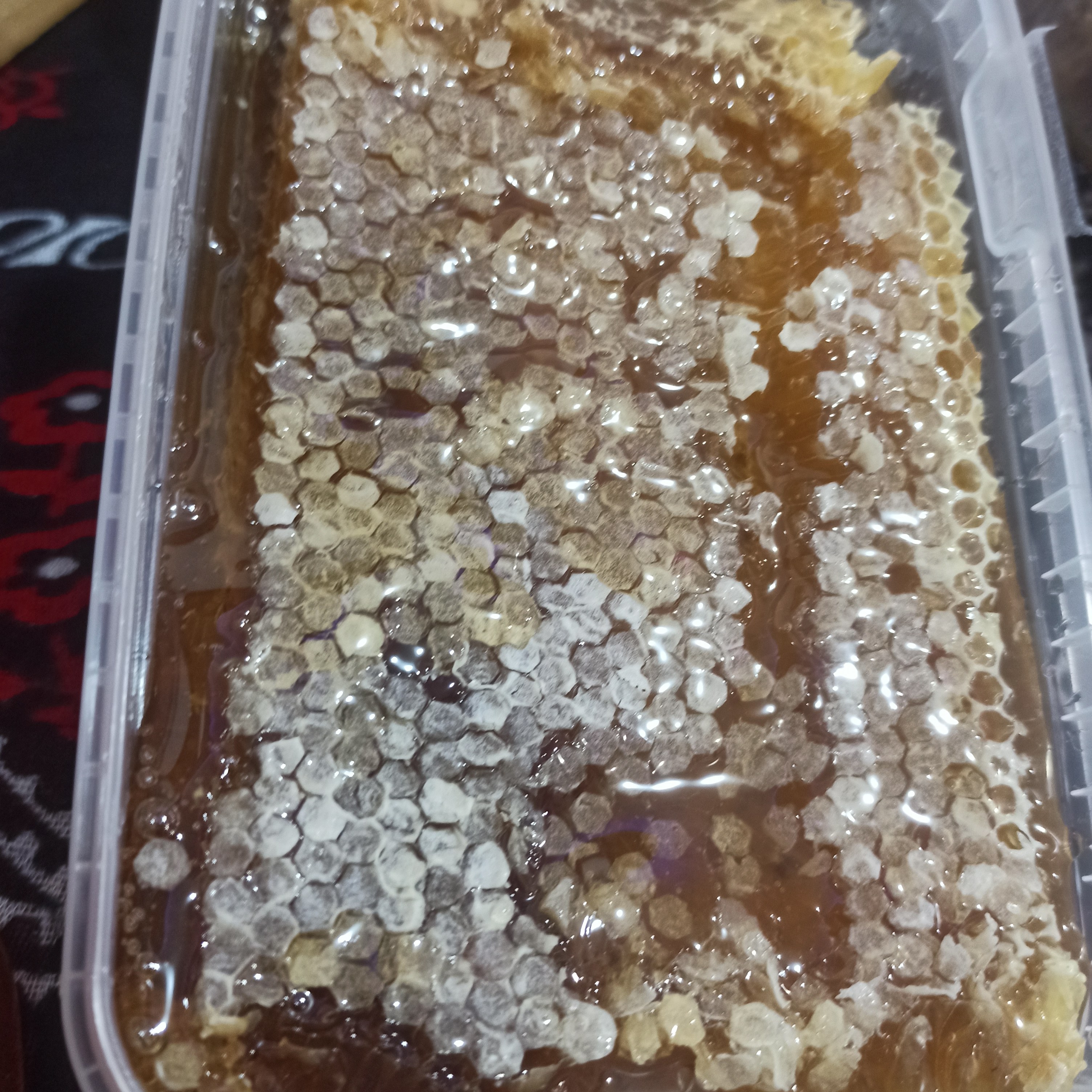 عسل کاملا طبیعی برگرفته از ارتفاعات کردستان مرغوبترین و با مزه ترین عسل