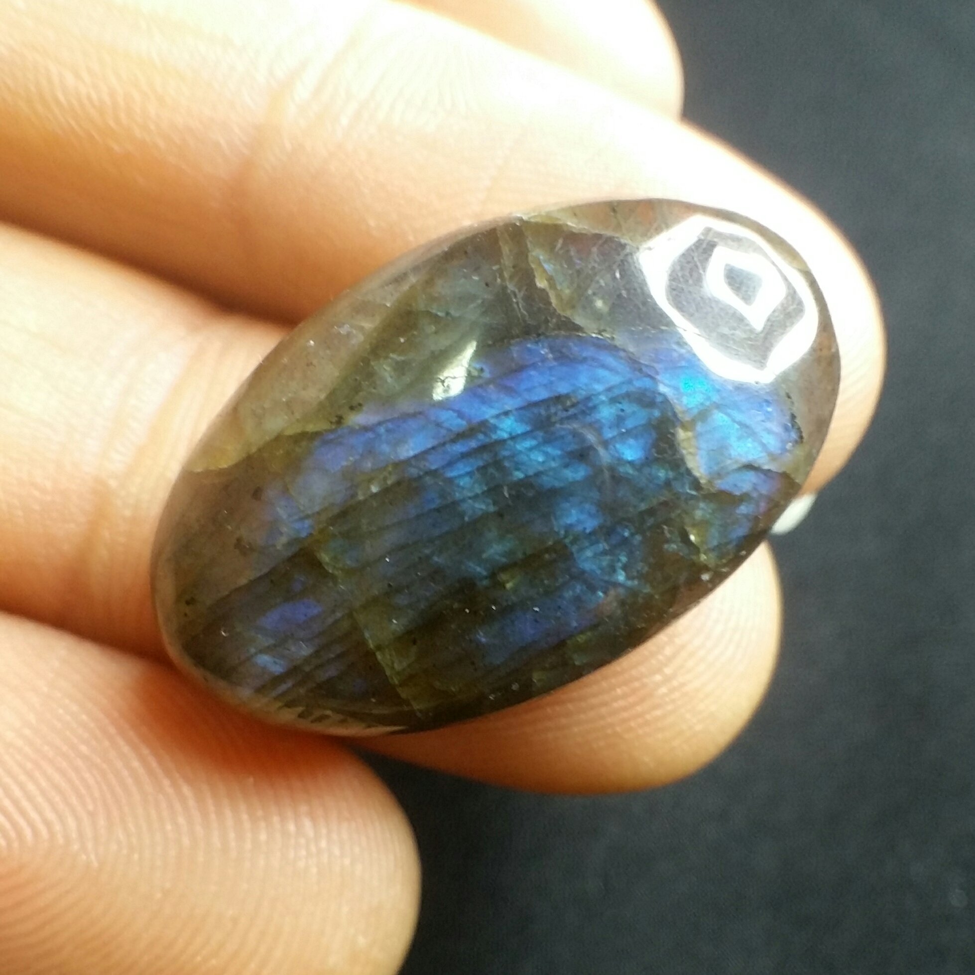 نگین لابرادوریت آبی با تلالو بی نظیر خاص و بسیار زیبا و چشم نواز