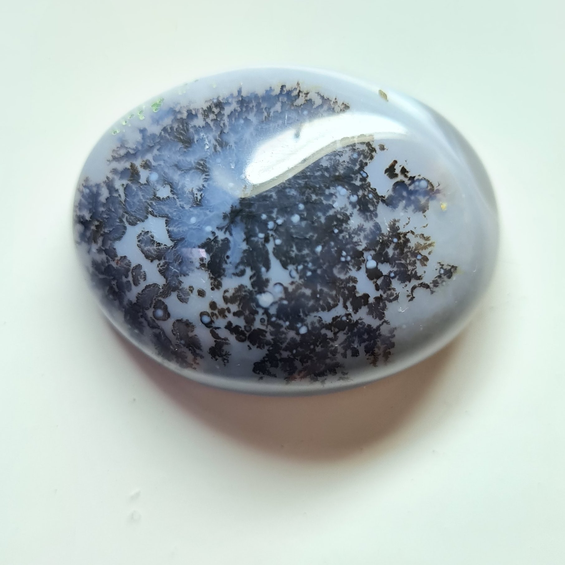 نگین عقیق شجر قاین (طول: 2.9 سانتی متر. عرض: 2.3 سانتی متر.)