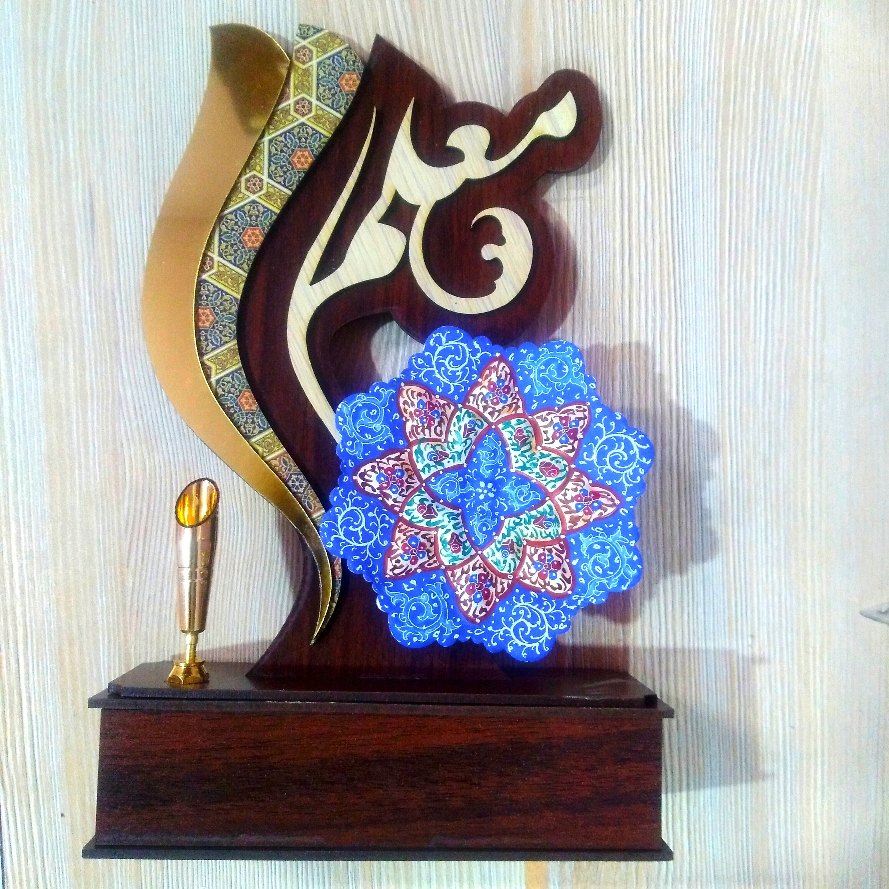 تندیس مشبک چوبی  بشقاب 10 سانتی میناکاری روی مس با جاخودکاری طرح معلم