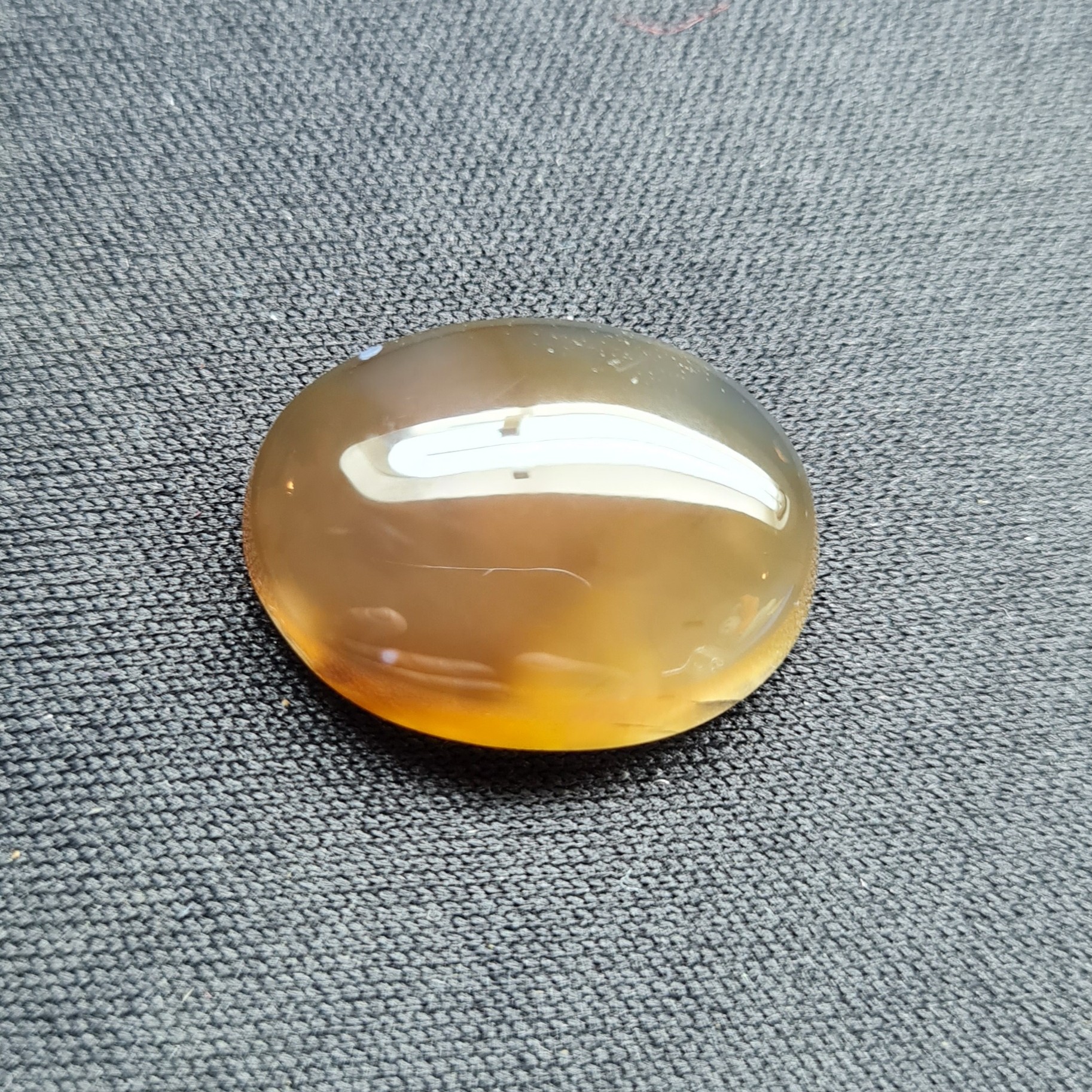 نگنین عقیق خرمایی. مشخصات. طول 2.2 سانتی متر. عرض 1.7 سانتی متر. ارتفاع 0.5 سانتی متر.