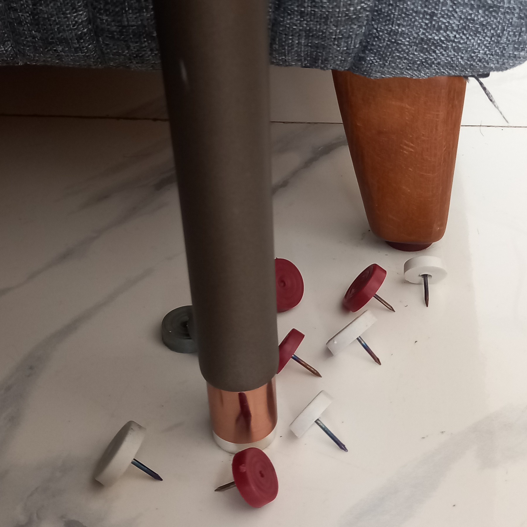 گل میخ  پایه مبل