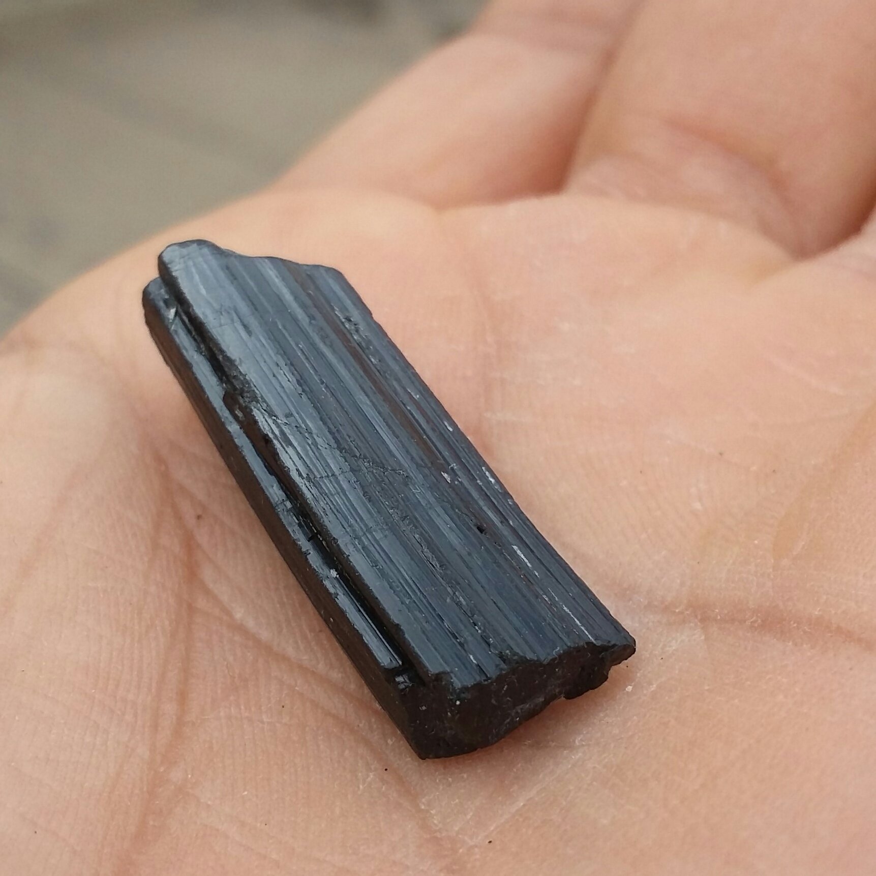 سنگ راف تورمالین شرول وارداتی ارزشمند شاهکار خلقت 100درصد طبیعی مناسب جهت کلکسیون و ساخت نگین کد 9531