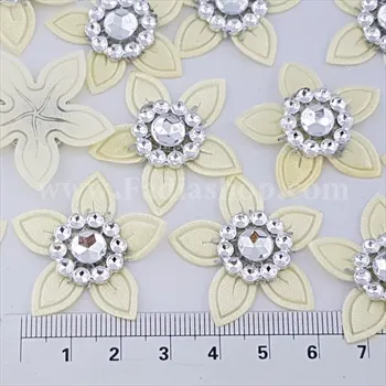 شکوفه نگین دار کرم کمرنگ