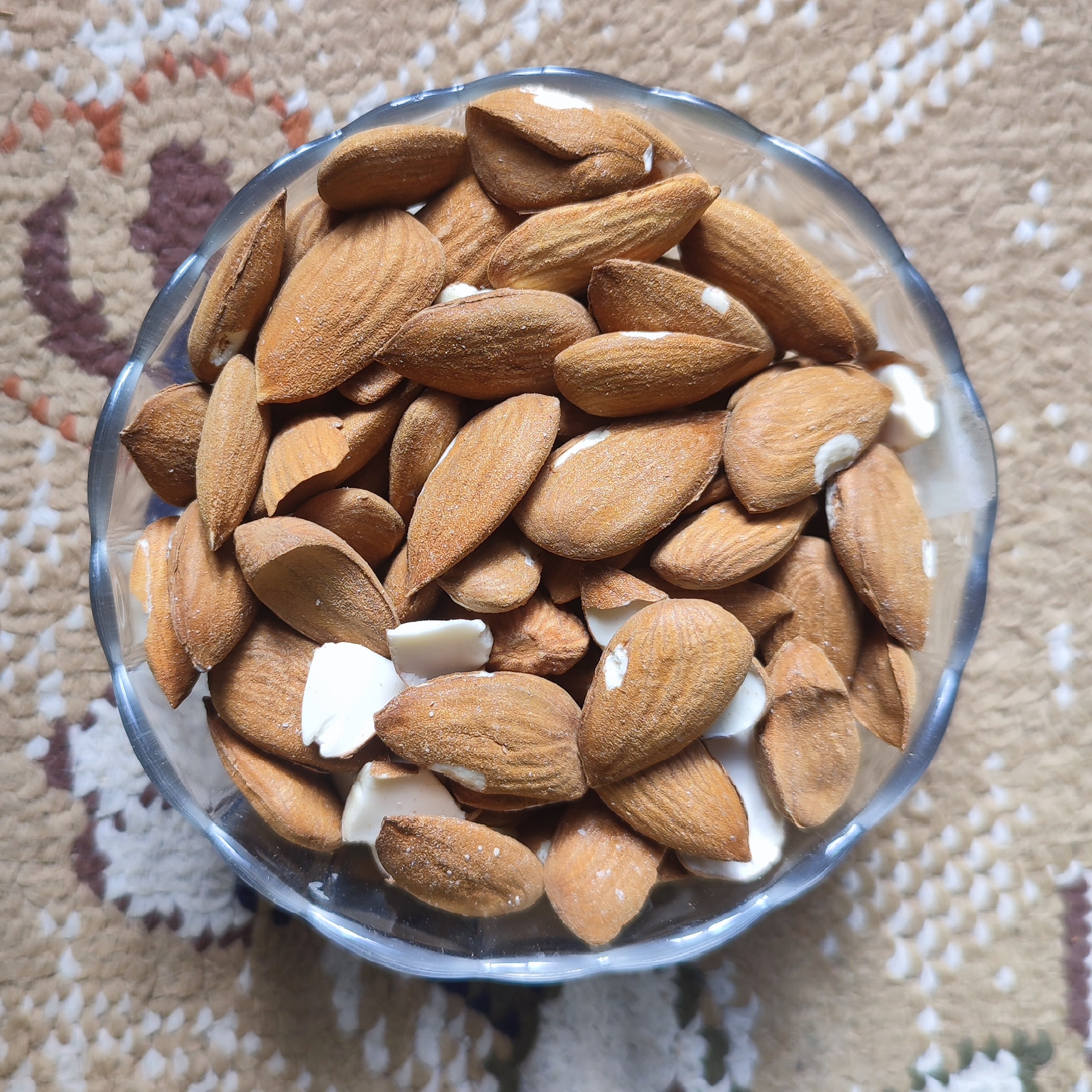 مغز بادام درجه یک به رنگ روشن زعفرانی (100 گرم ) بدون تلخی محصول امسال باغ شخصی