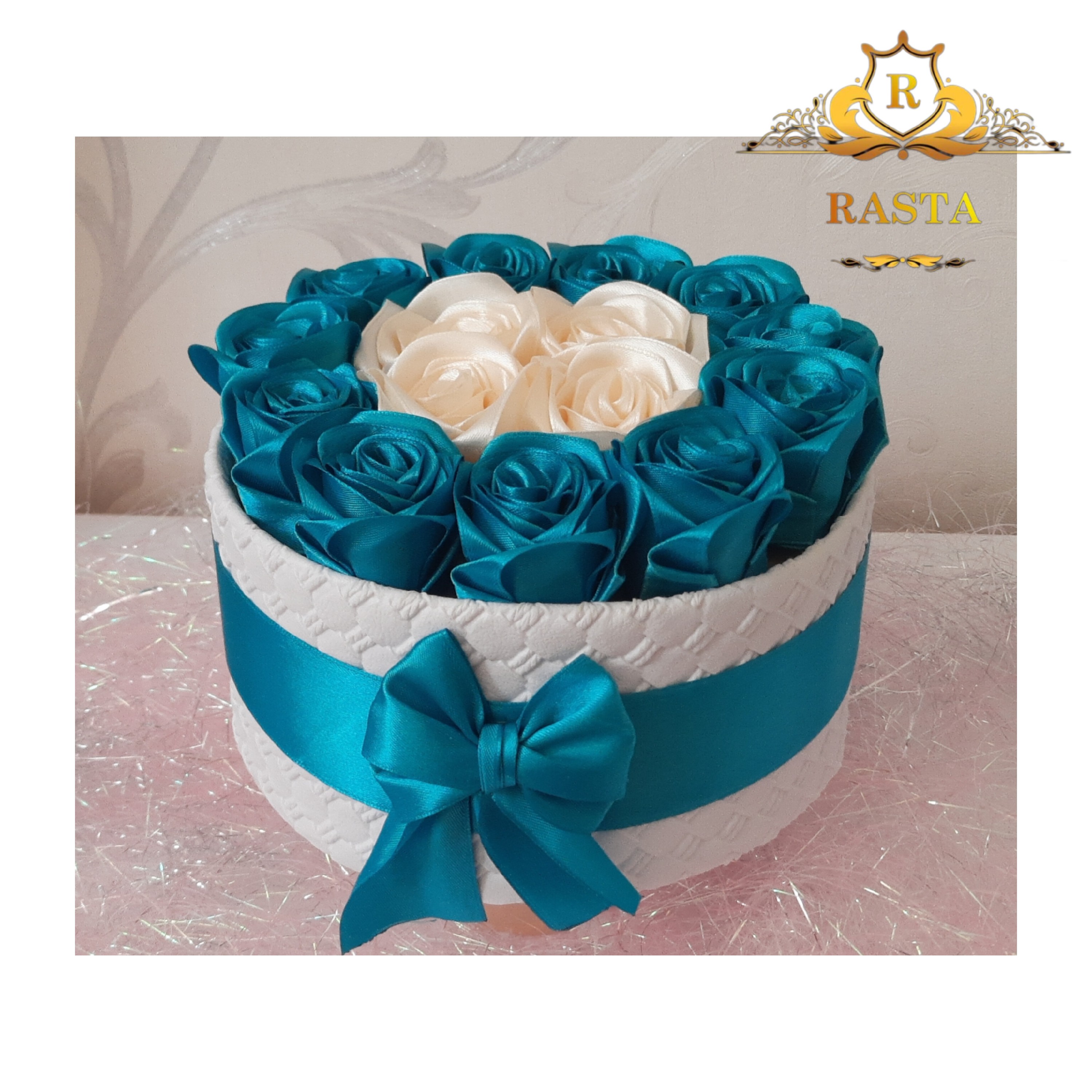 باکس گل رز روبانی آبی فیروزه ای و شیری