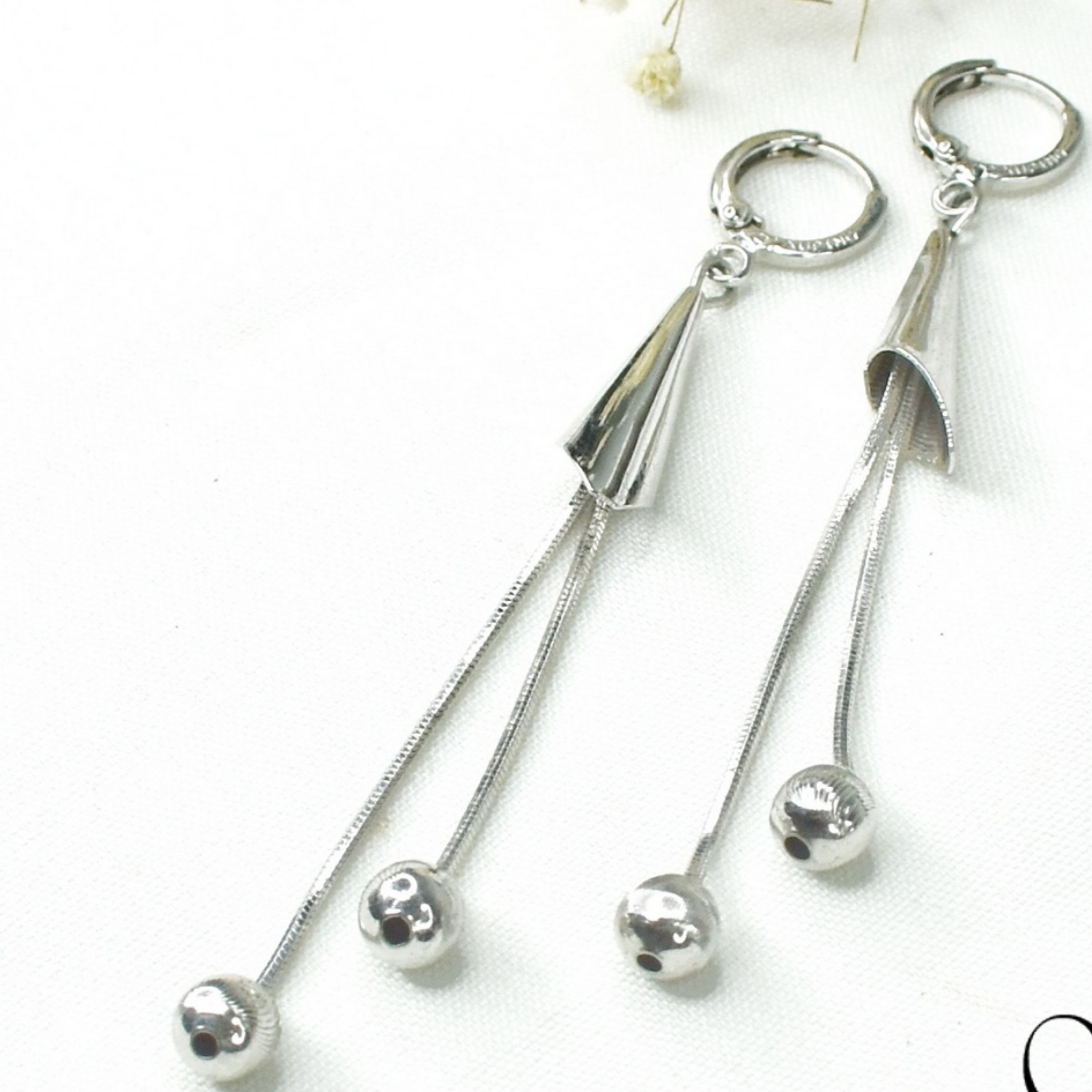گوشواره آویز سفید گوی ضدحساسیت روکش طلا  کد6689
