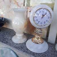 ساعت سنگی پایه دار از سنگ چینی سفید با نگین وشیپوری کروم آبکاری شده موتورساعت برند کوآرتز ژاپن بدون صدای ثانیه شمار