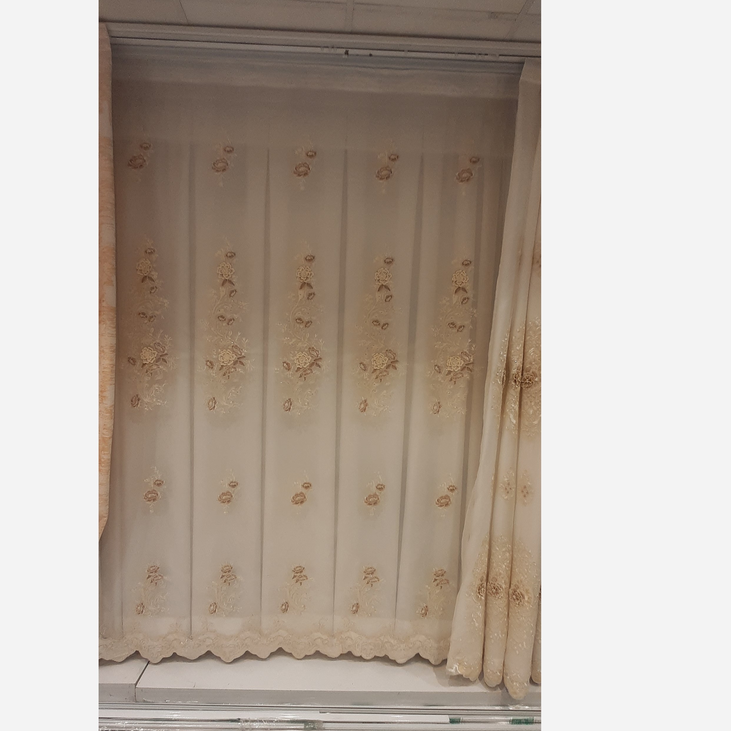 پرده تور فلت گل برجسته ترک همراه با آستر پلیسه شده پشت کار  مناسب عرض 3.2 متر