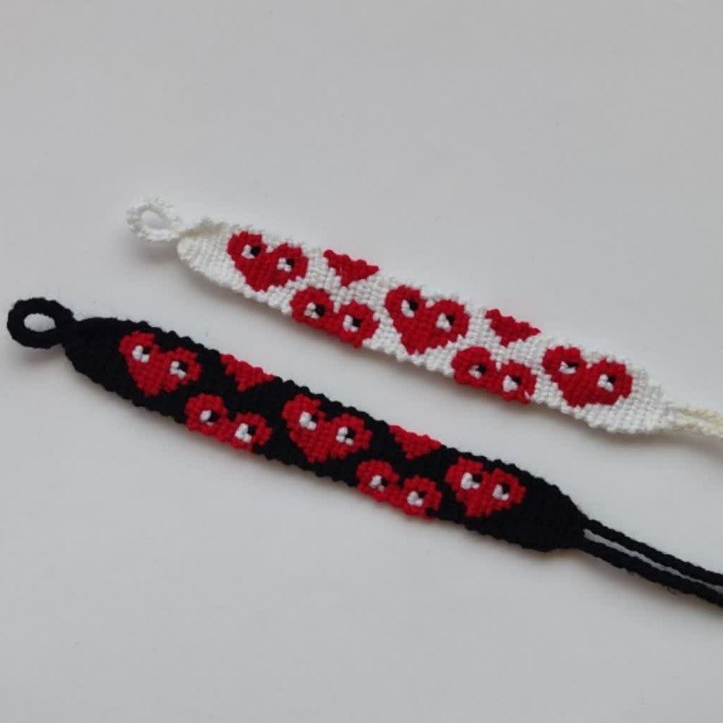 دستبند دوستی طرح قلب چشم دار( محصول کاملا دستبافت ) 