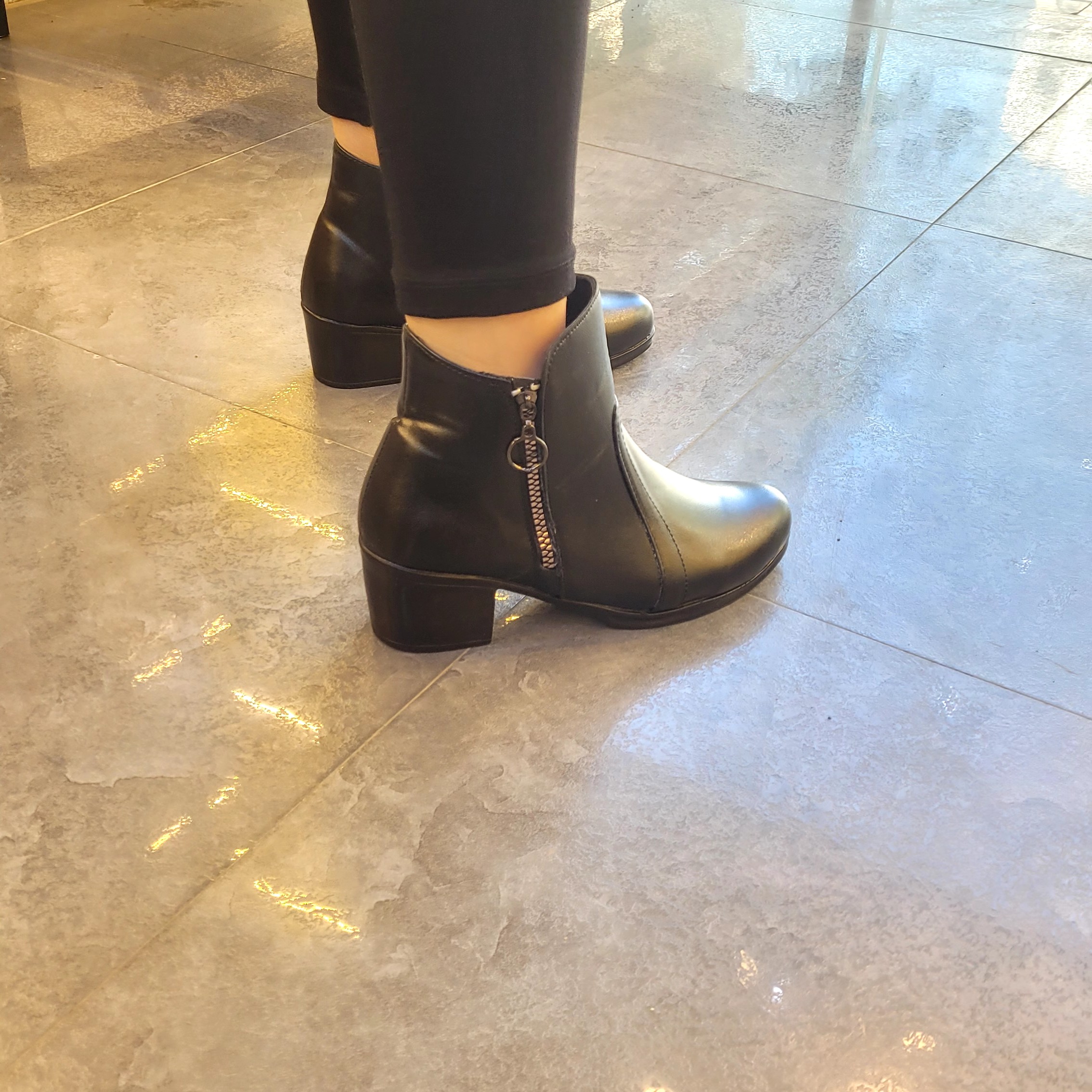 نیم بوت مجلسی چرم مصنوعی زنانه مدل دوزیپ شیک و خاص