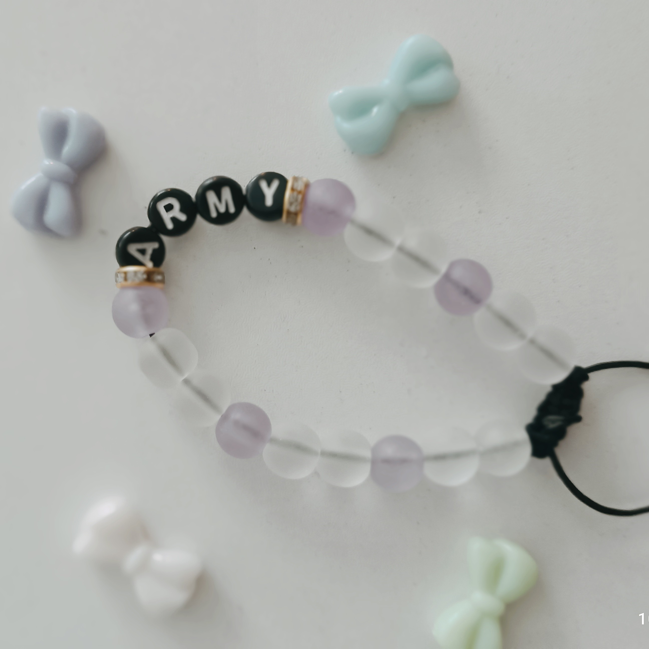 دستبند با مروارید سفید و بنفش