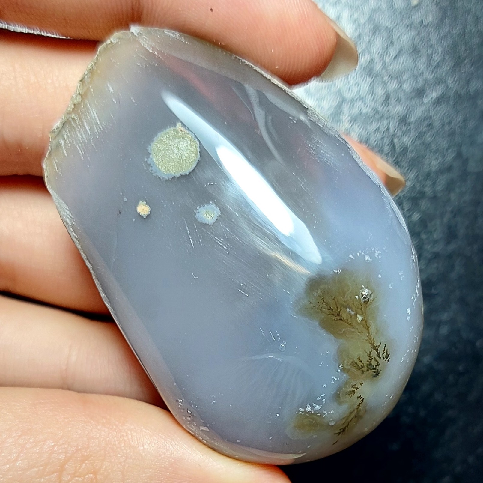 نمونه ی فوق کلکسیونی سنگ راف عقیق شجر قائن پولیش خورده با شجر های بسیار واضح و زیبا کدM138