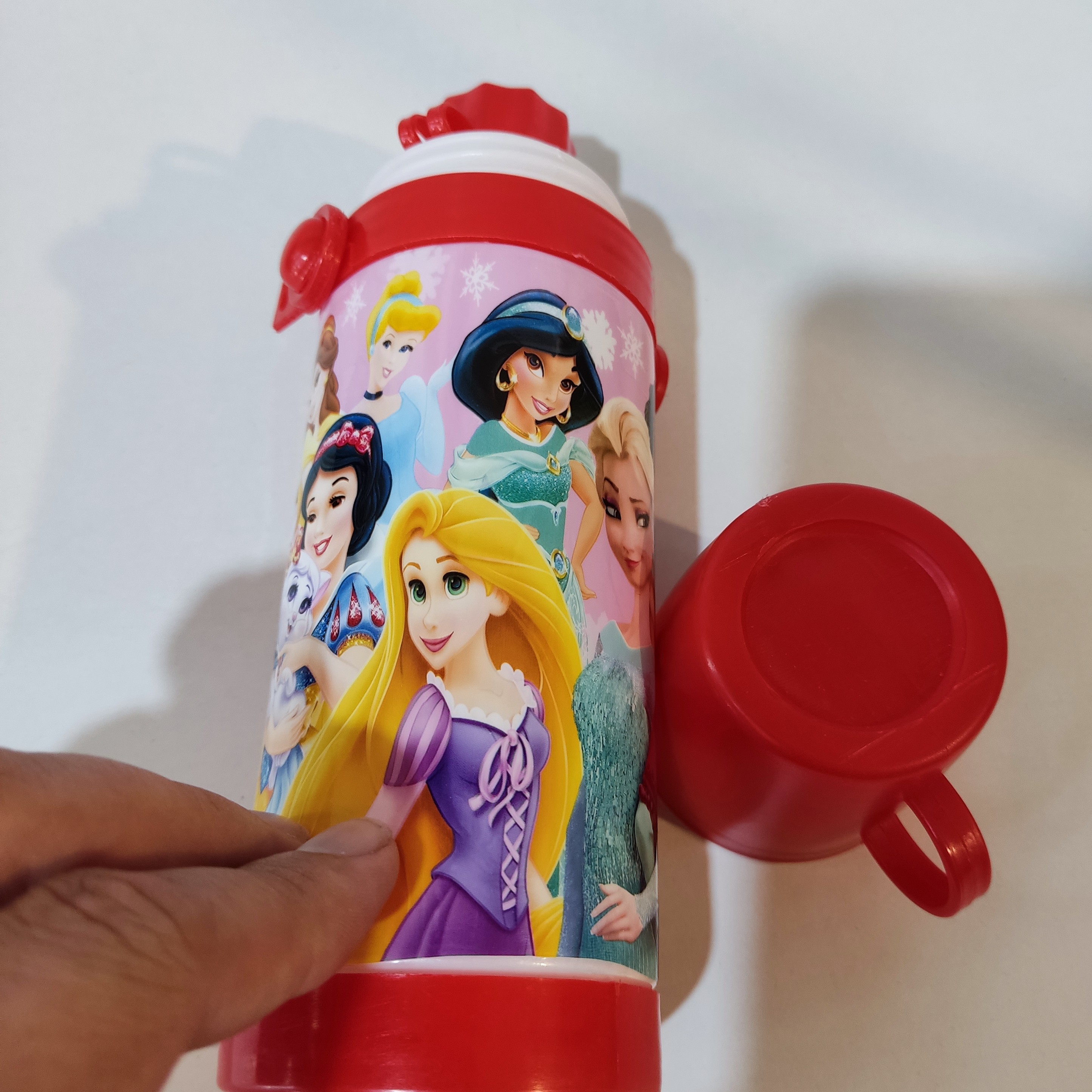 قمقمه قرمز رنگ طرح پرنسس های دیزنی لیوان دار درجه یک(مناسب برای جوایز مدرسه)