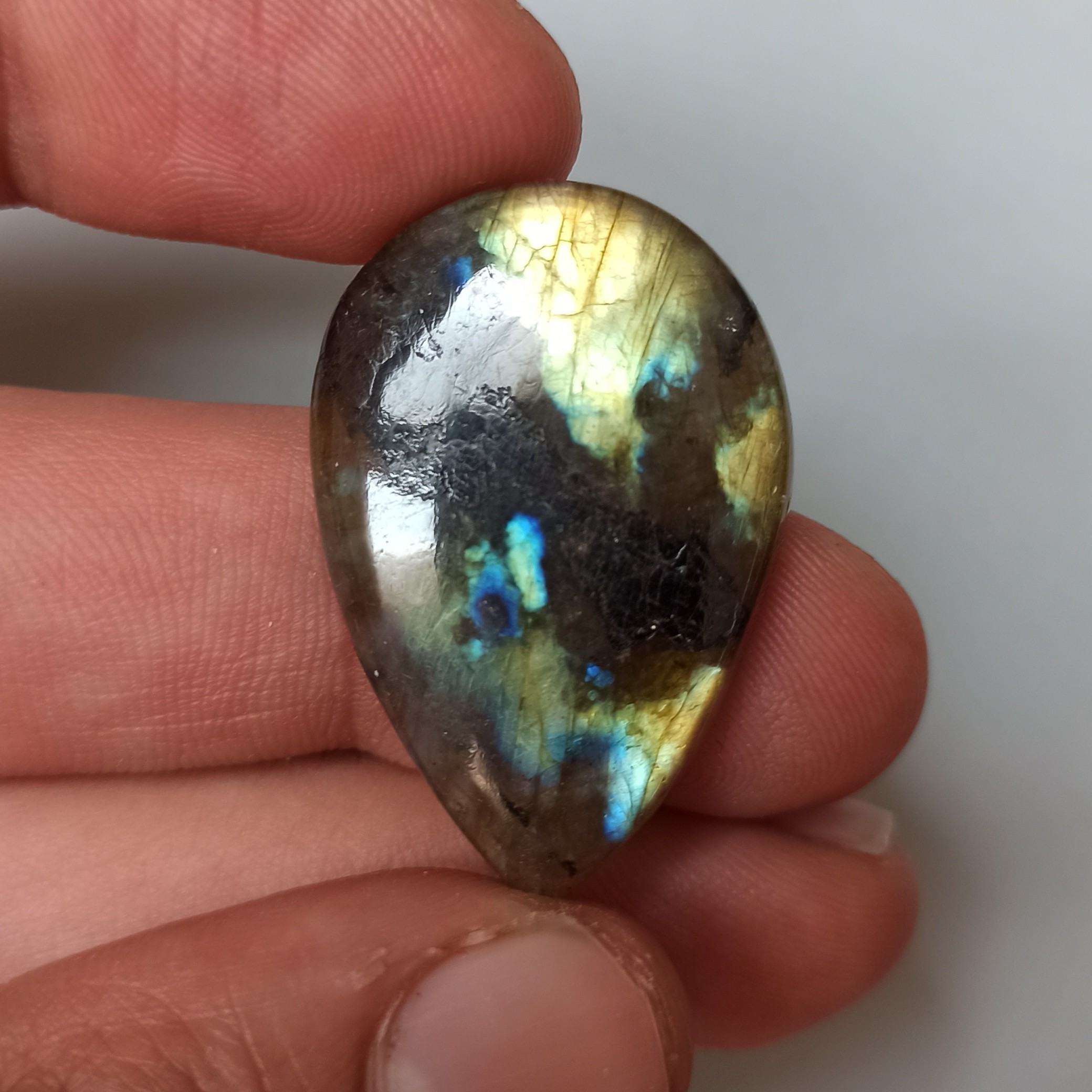 نگین سنگ لابرادوریت طلایی چند رنگ ترا ش اشک کد 158