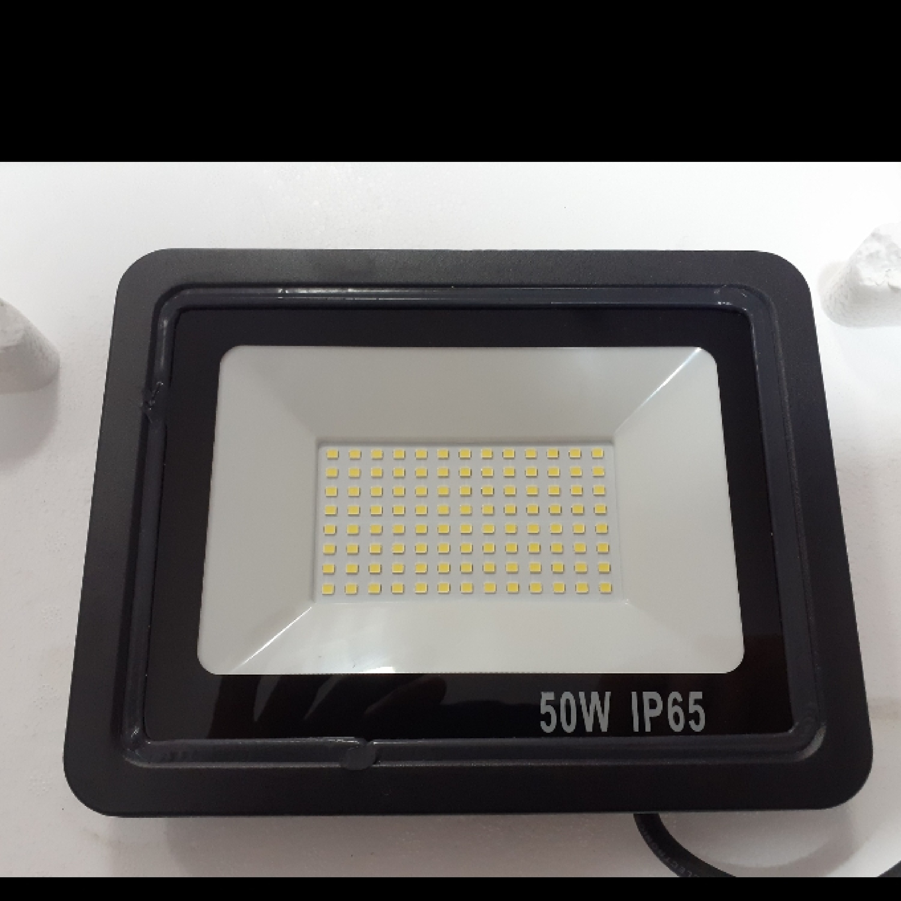 پرژکتور 50وات واقعی .نور فوق العاده ..دارای استاندارد ملی...عمر طولانی...ضد اب و رطوبت ...فروش ویژه