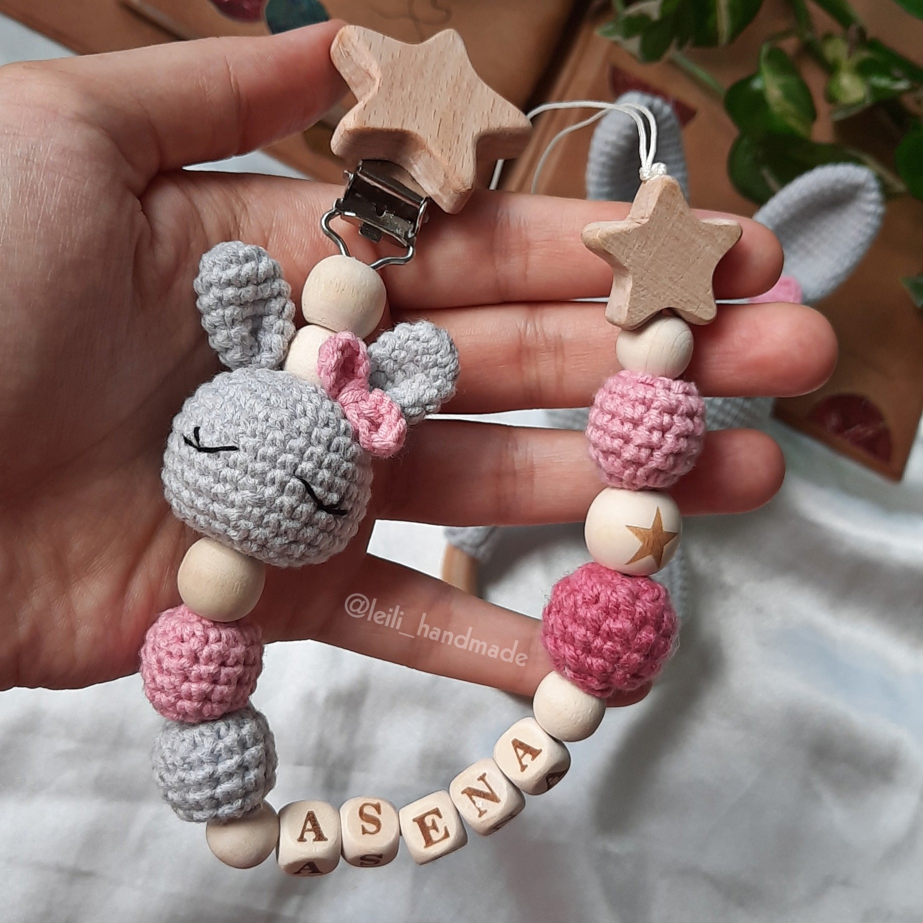 بند پستونک بافتنی و چوبی خرگوشی طوسی و صورتی دخترانه